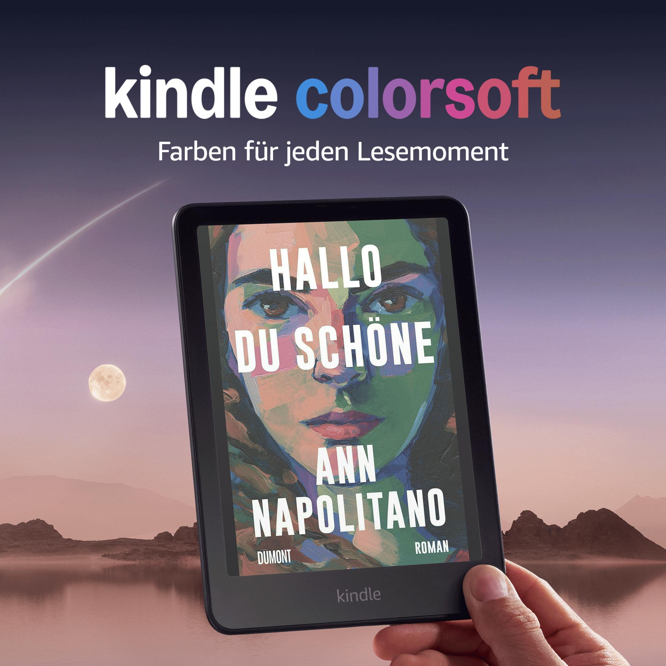 Una persona tiene in mano un lettore Kindle che mostra il testo di un libro. Lo sfondo è un paesaggio.