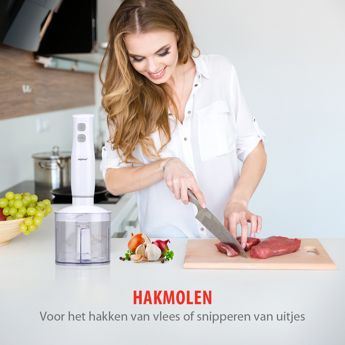 Vrouw snijdt vlees op een snijplank, met een keukenmachine en ingrediënten op een aanrecht.