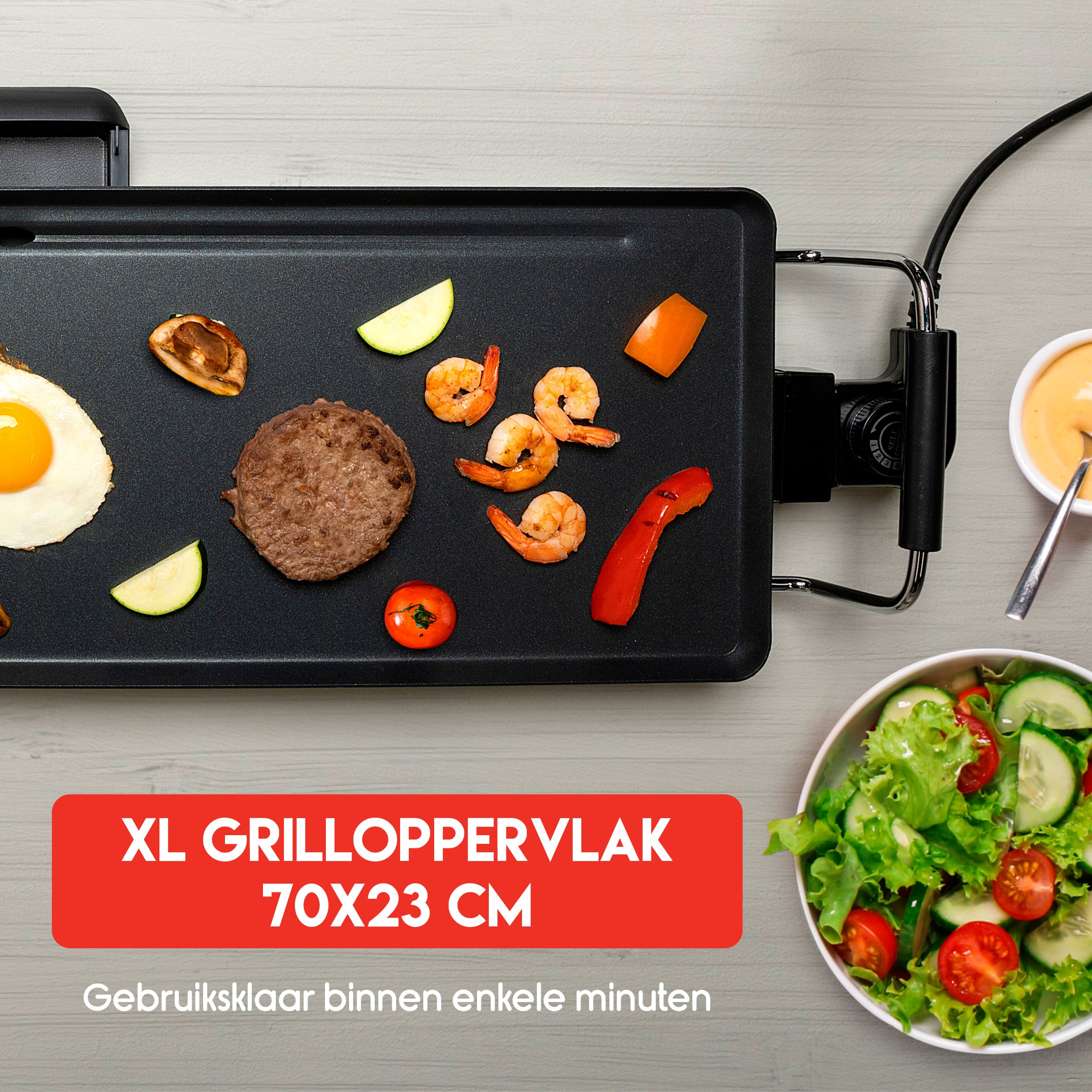 Schwarzer Grill mit Speisen: Ei, Burger, Garnelen und Gemüse, mit Salat und Sauce.