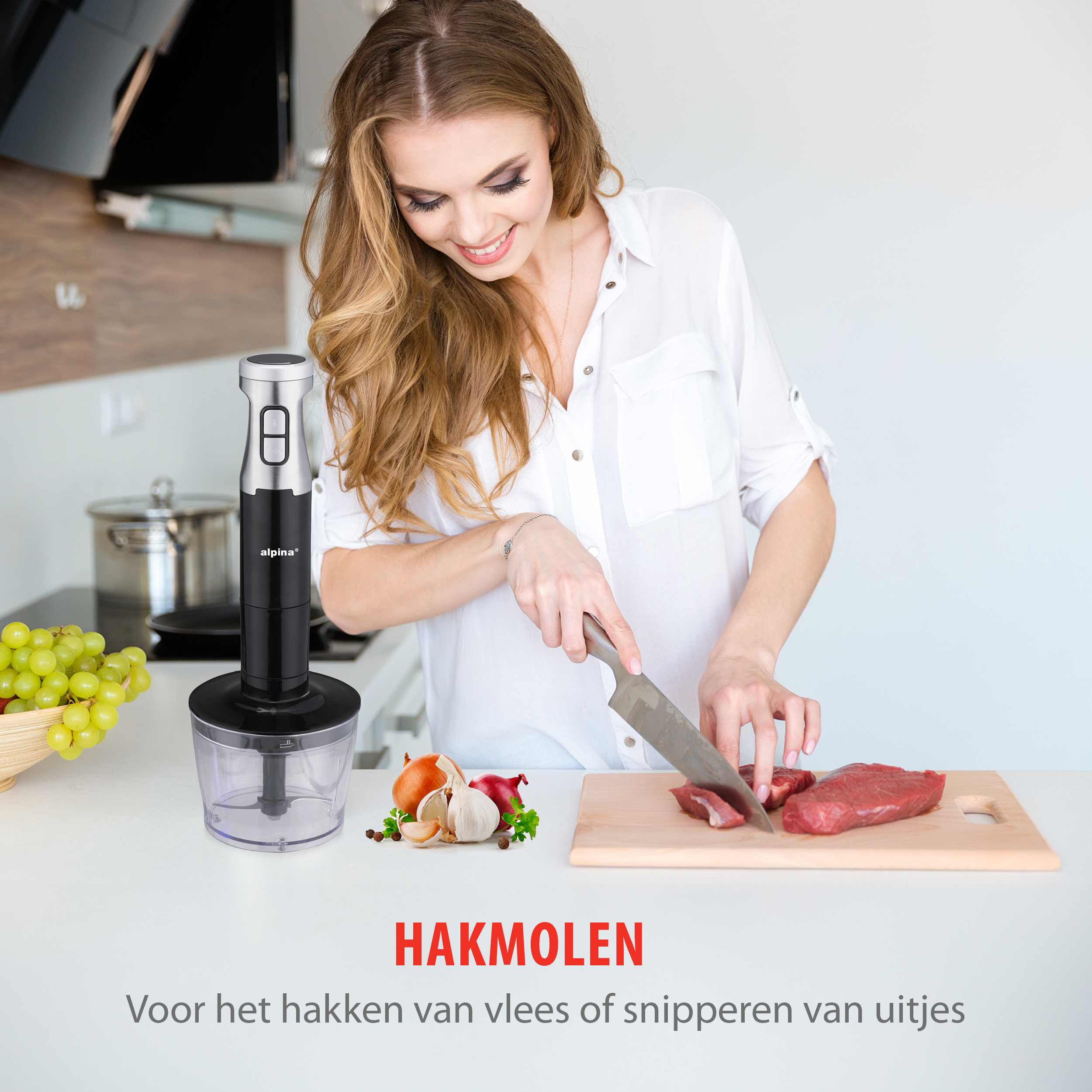Vrouw in de keuken snijdt vlees met een keukenmachine in de buurt. Groene druiven en uien.