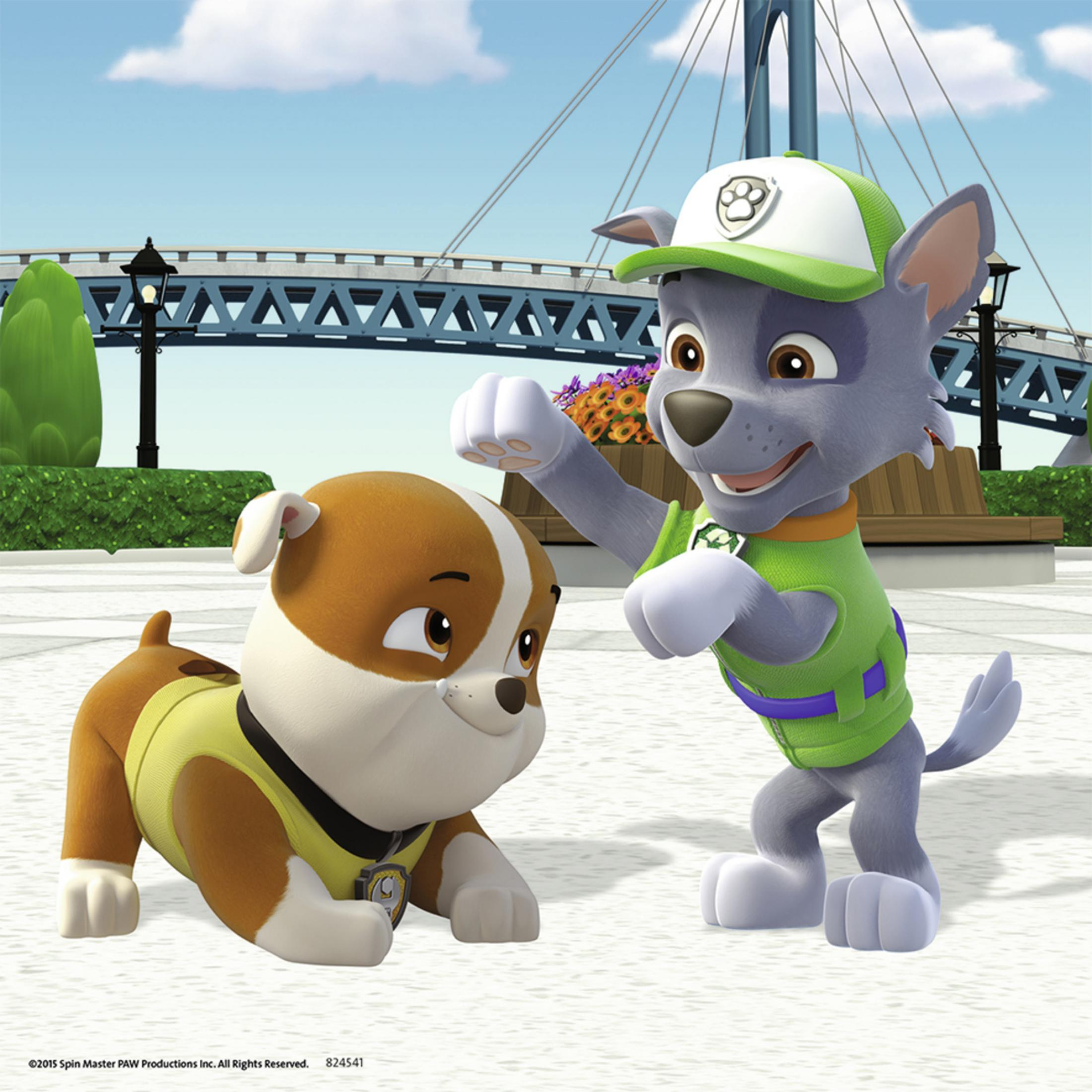 Zwei Paw Patrol-Welpen: Rocky und Rubble. Sie befinden sich in einem Park.