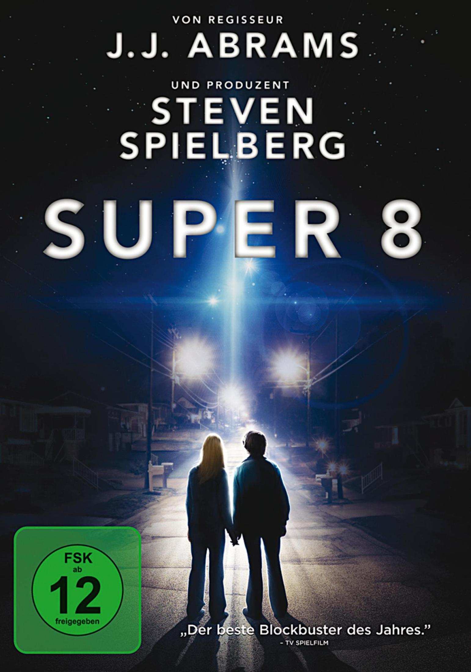 Poster für den Film Super 8. Zwei Personen stehen auf einer Straße, ein helles Licht scheint. Das FSK 12 Logo ist links.
