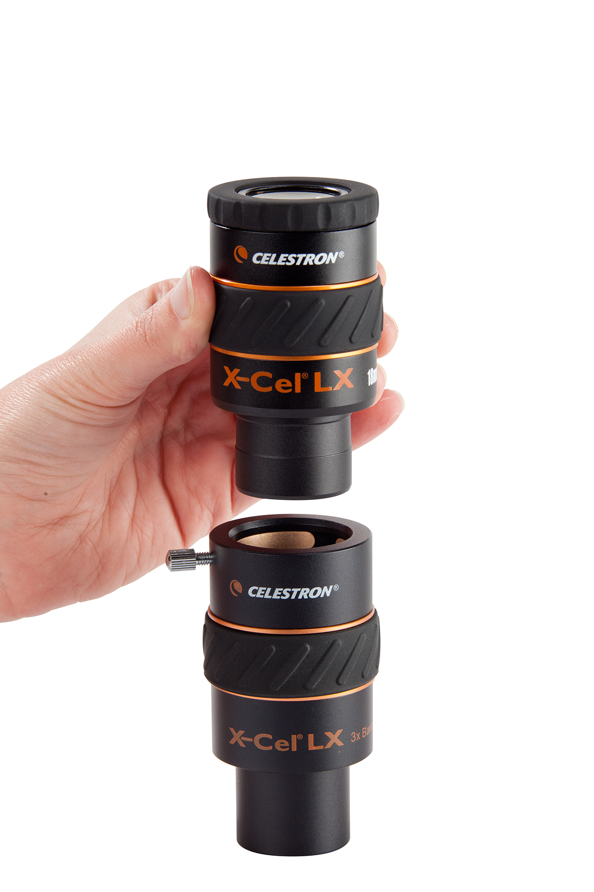 Hand hält ein schwarzes Teleskopokular der Marke Celestron. Die beiden Teile sind getrennt, mit orangefarbenen Akzenten.