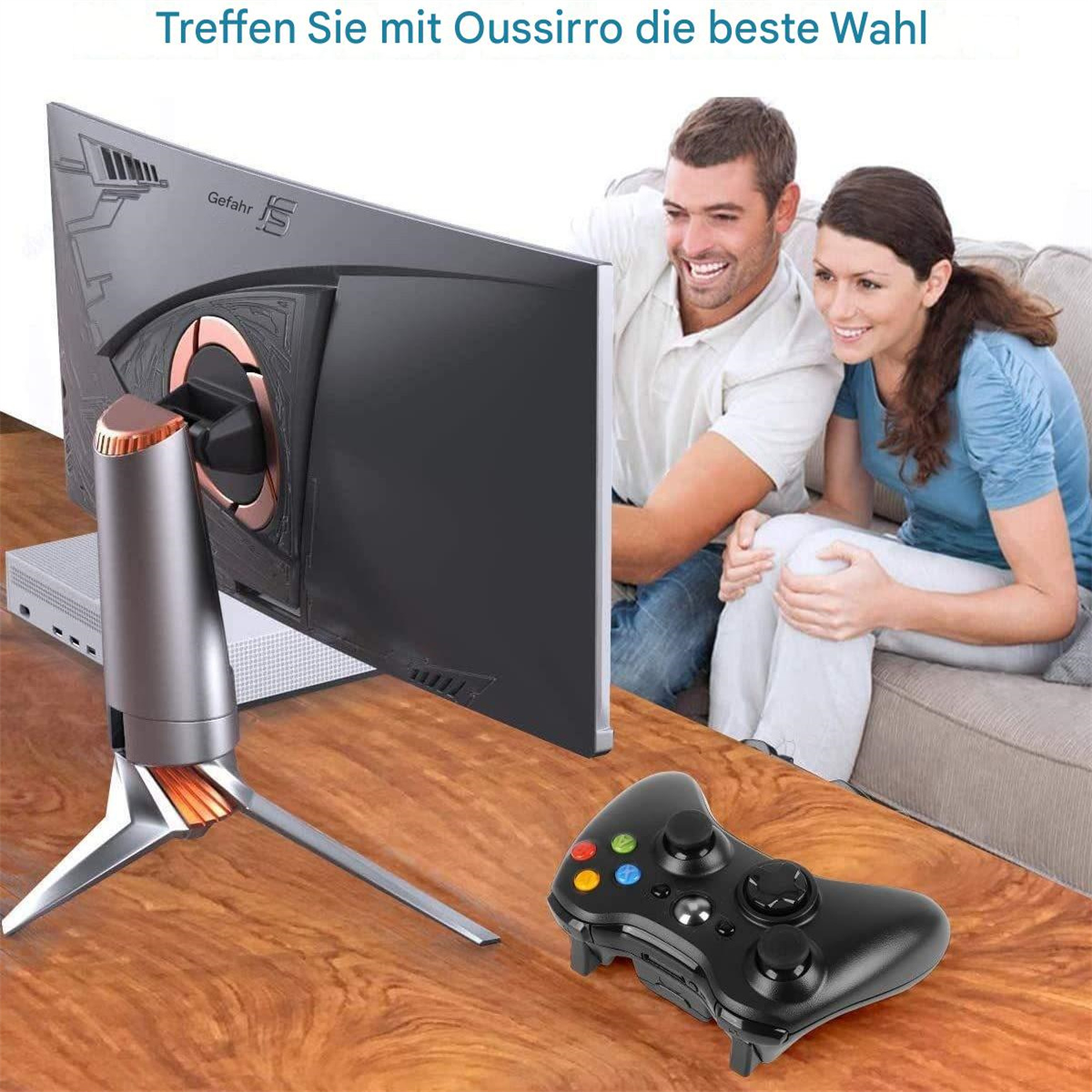Ein Paar schaut auf einen Monitor. Ein Controller liegt auf einem Holztisch. Der Monitor hat Gaming-Design.