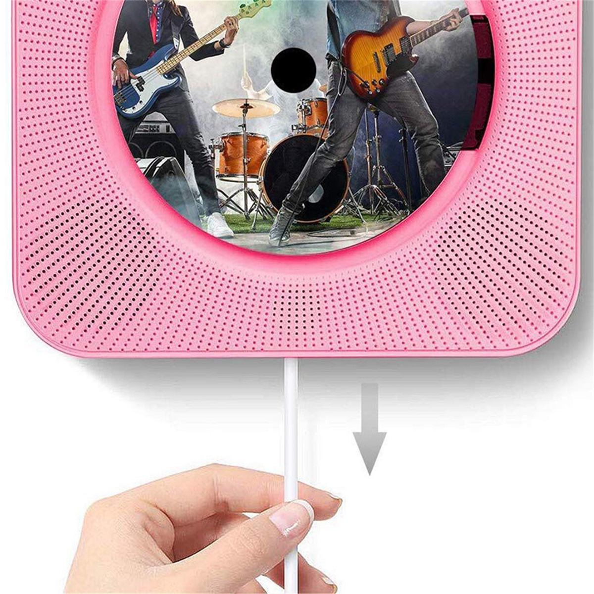 Ein rosa CD-Player mit einem Bild einer Band, die spielt, Hand zeigt auf den Pfeil.