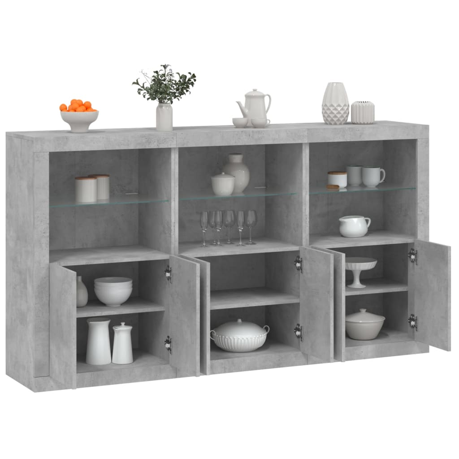 Dreitüriger, grauer Schrank mit Glasböden und verschiedenen Dekorationsartikeln.