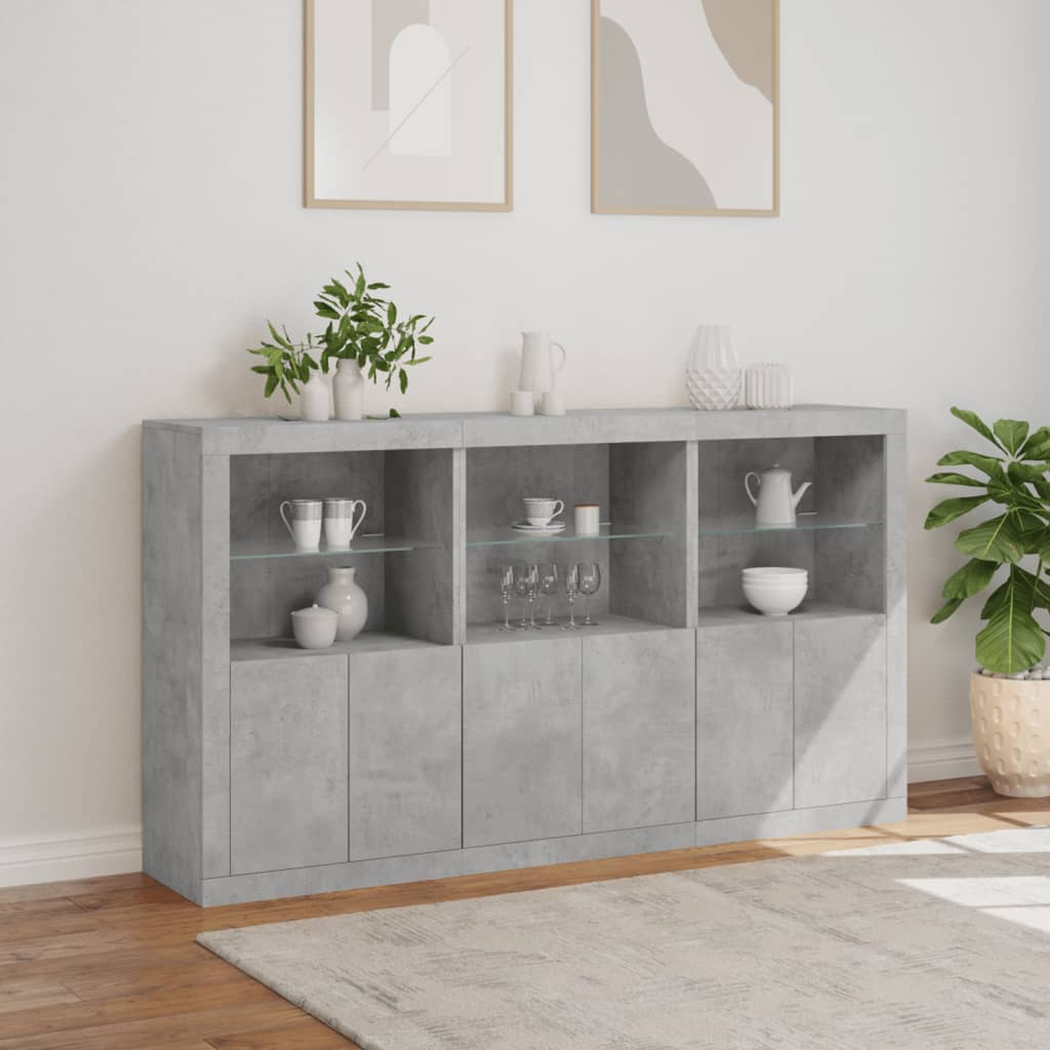 Grauer Schrank mit Glasböden, Dekoration. Weißer Wandhintergrund.