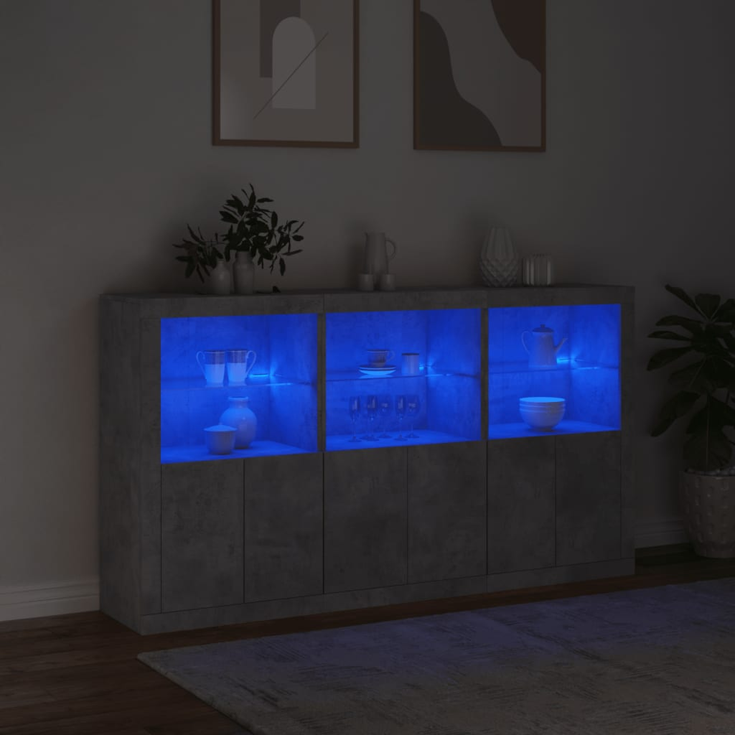 Ein grauer Schrank mit blau beleuchteten Regalen mit Glasfront, die Gegenstände enthalten. Dunkler Raum.