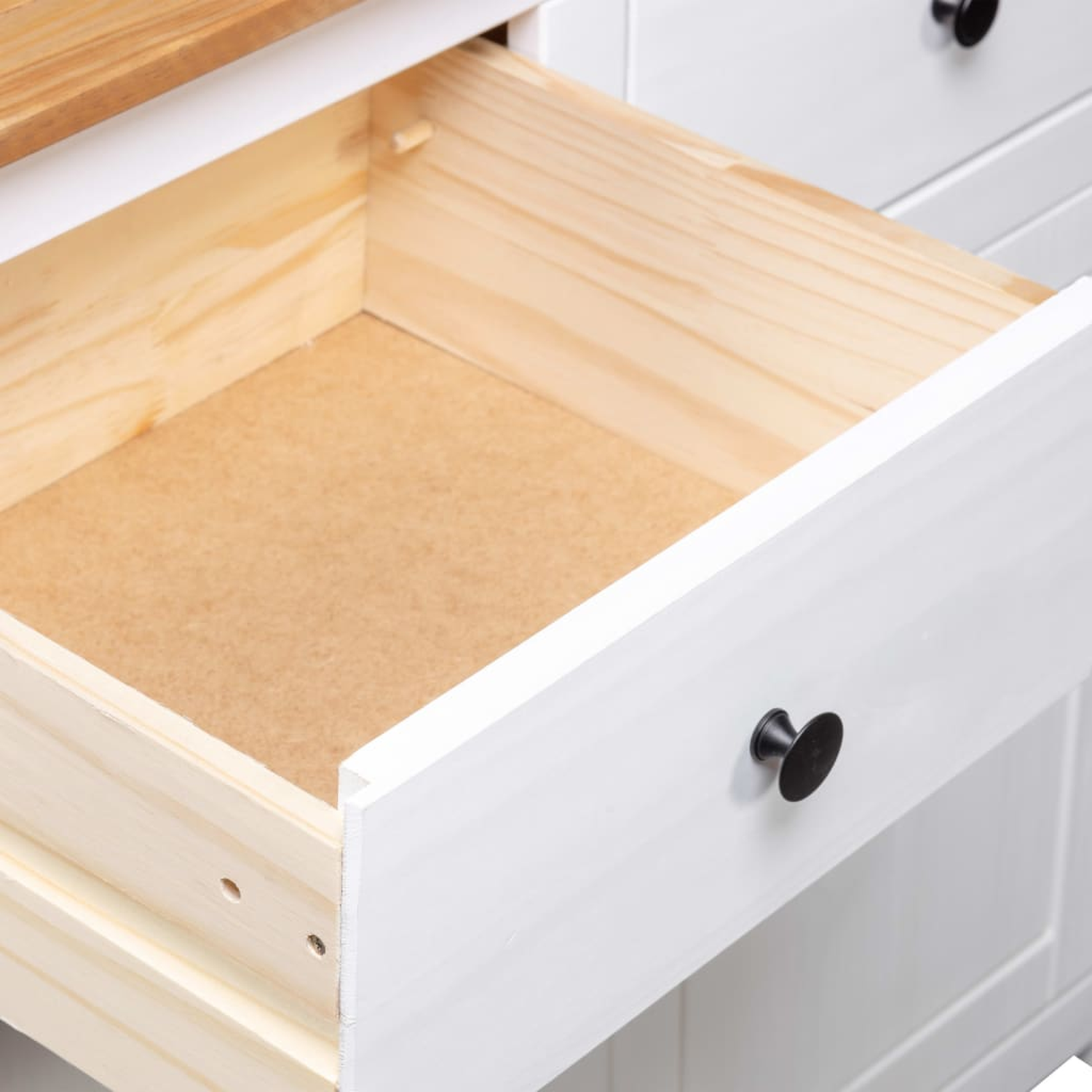 Geöffnete weiße Schrank Schublade, die Innenseite mit hellem Holz zeigt.