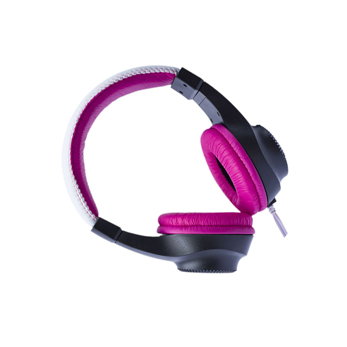 Kopfhörer mit schwarzen Ohrmuscheln und einem weiß-rosa Kopfband, isoliert auf weißem Hintergrund.
