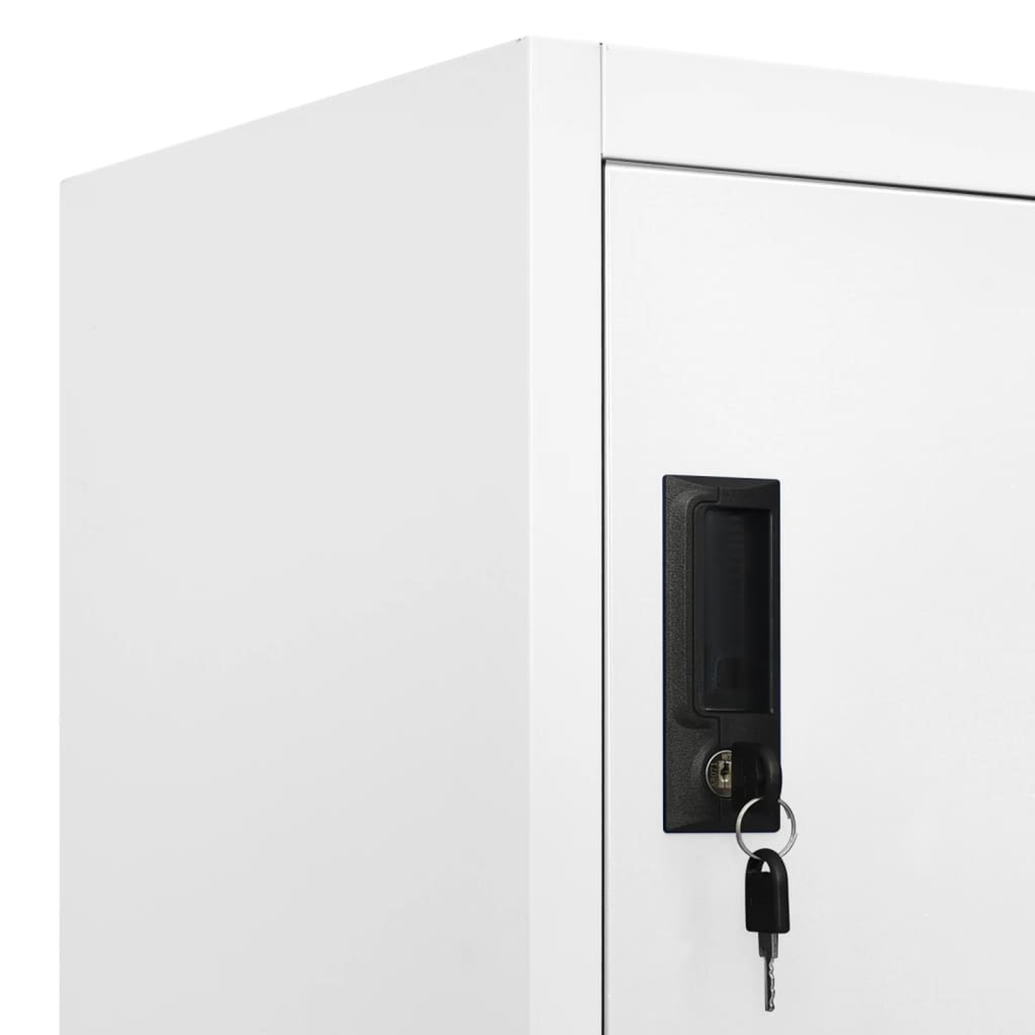 Weißer Schrank mit schwarzem Griff und Schlüssel im Schloss. Der Schrank ist geschlossen.