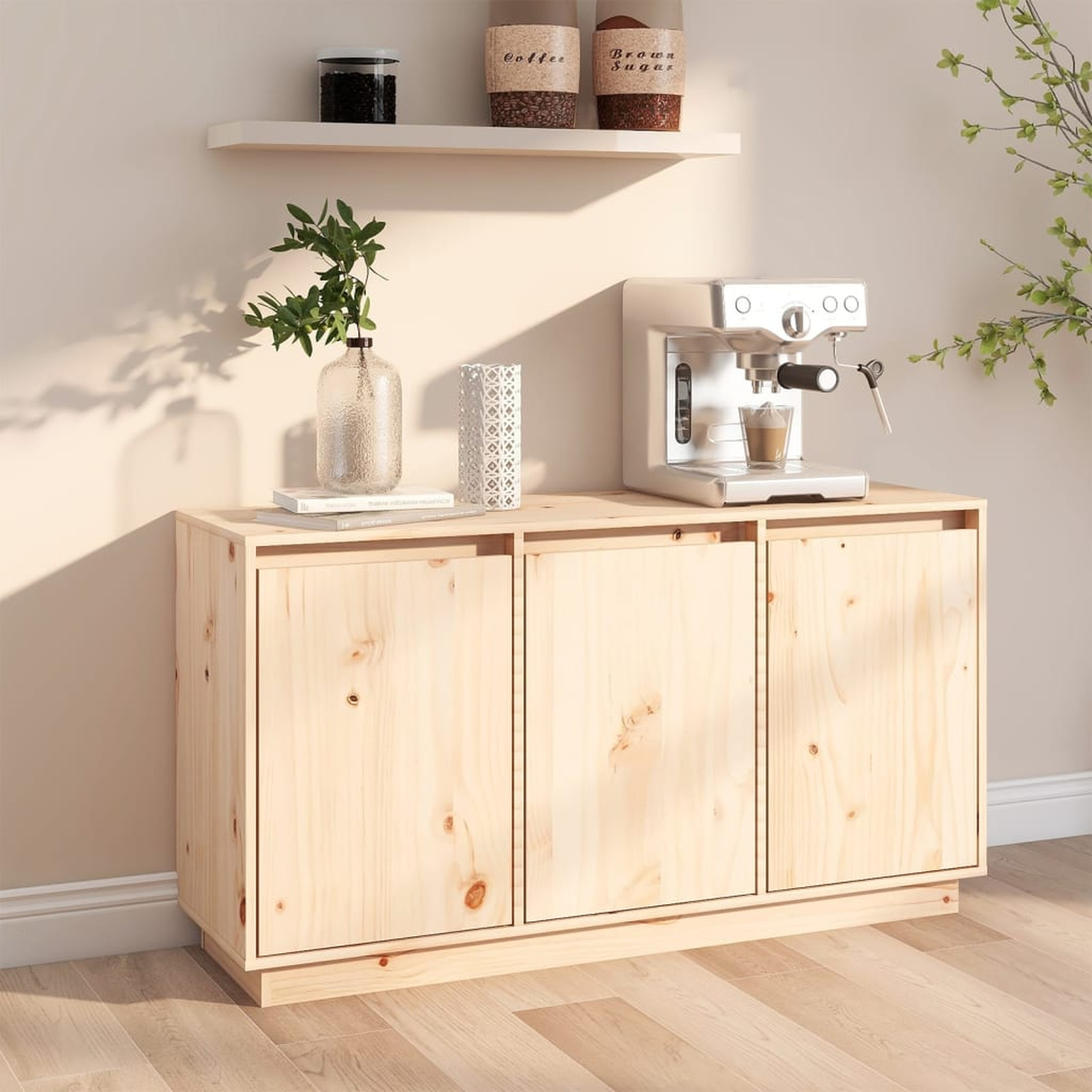 Ein Holzschrank mit Espressomaschine und Gläsern. Helles Holz vor cremefarbenem Hintergrund.