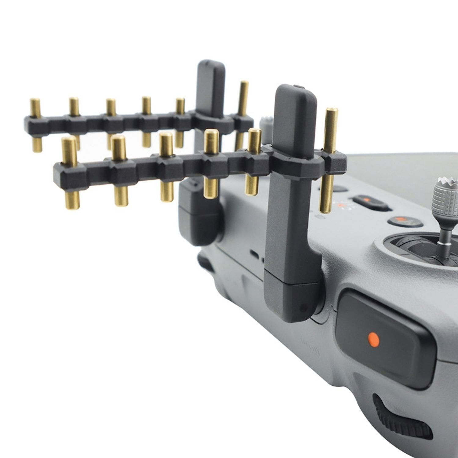 Controller drone con due booster per antenna collegati. Primo piano, che mostra i controller e i booster.