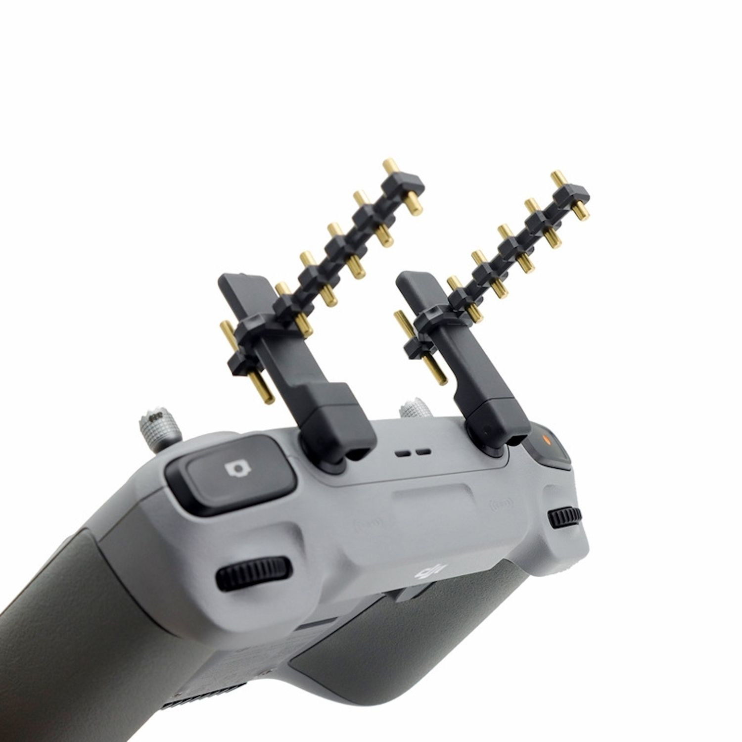 Un controller per droni con due antenne esterne attaccate.