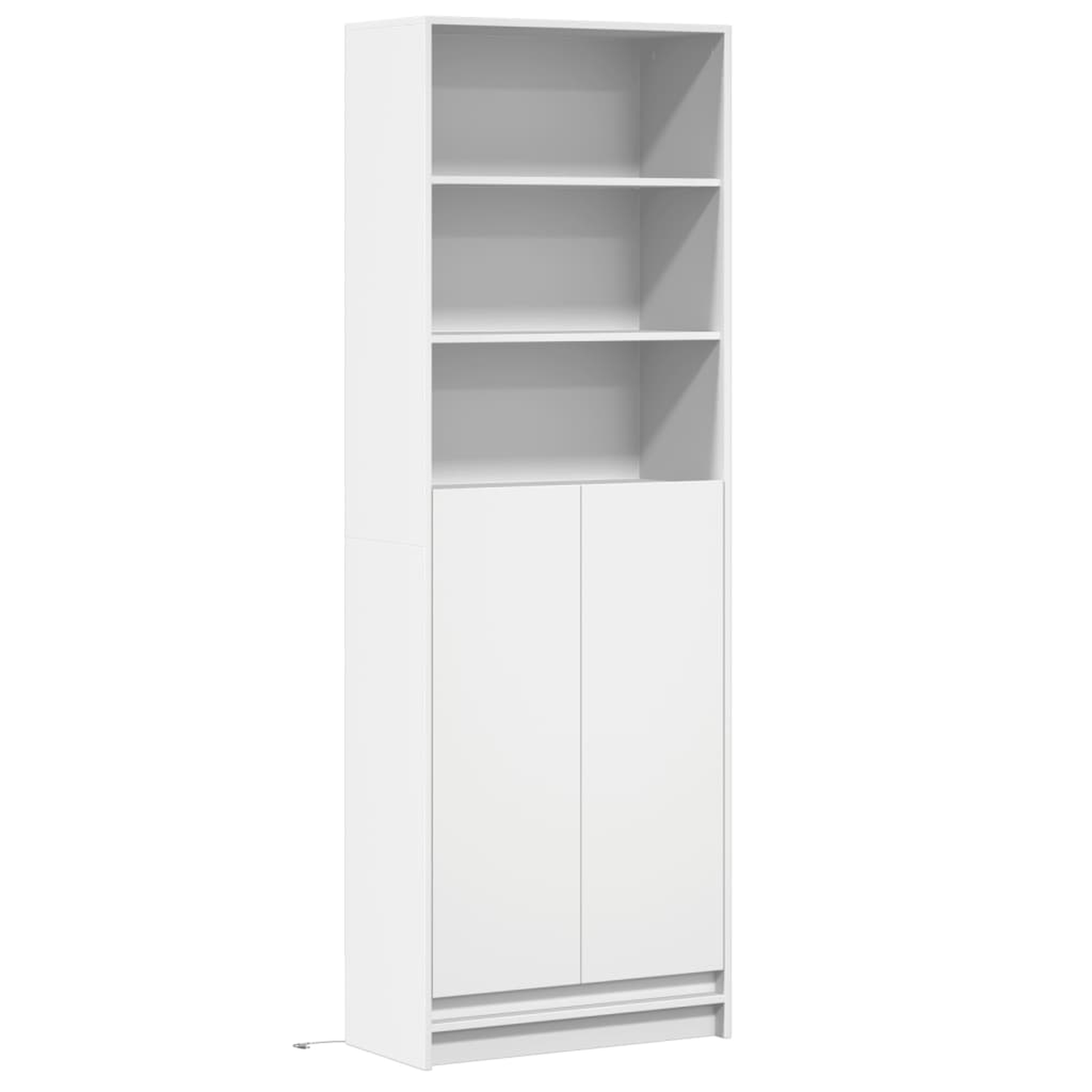 Hoher weißer Schrank mit zwei Türen unten und Regalen oben. Auf weißem Hintergrund.