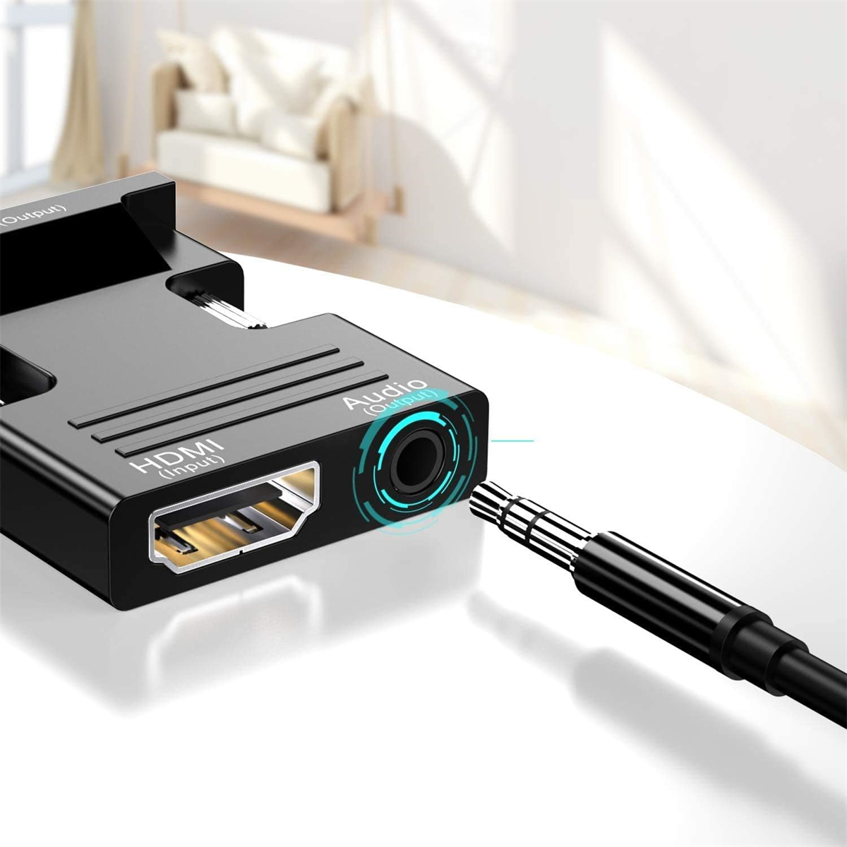 Ein schwarzer HDMI-Adapter mit Audioausgang. Ein schwarzes Kabel mit Klinkenstecker wird eingefügt.