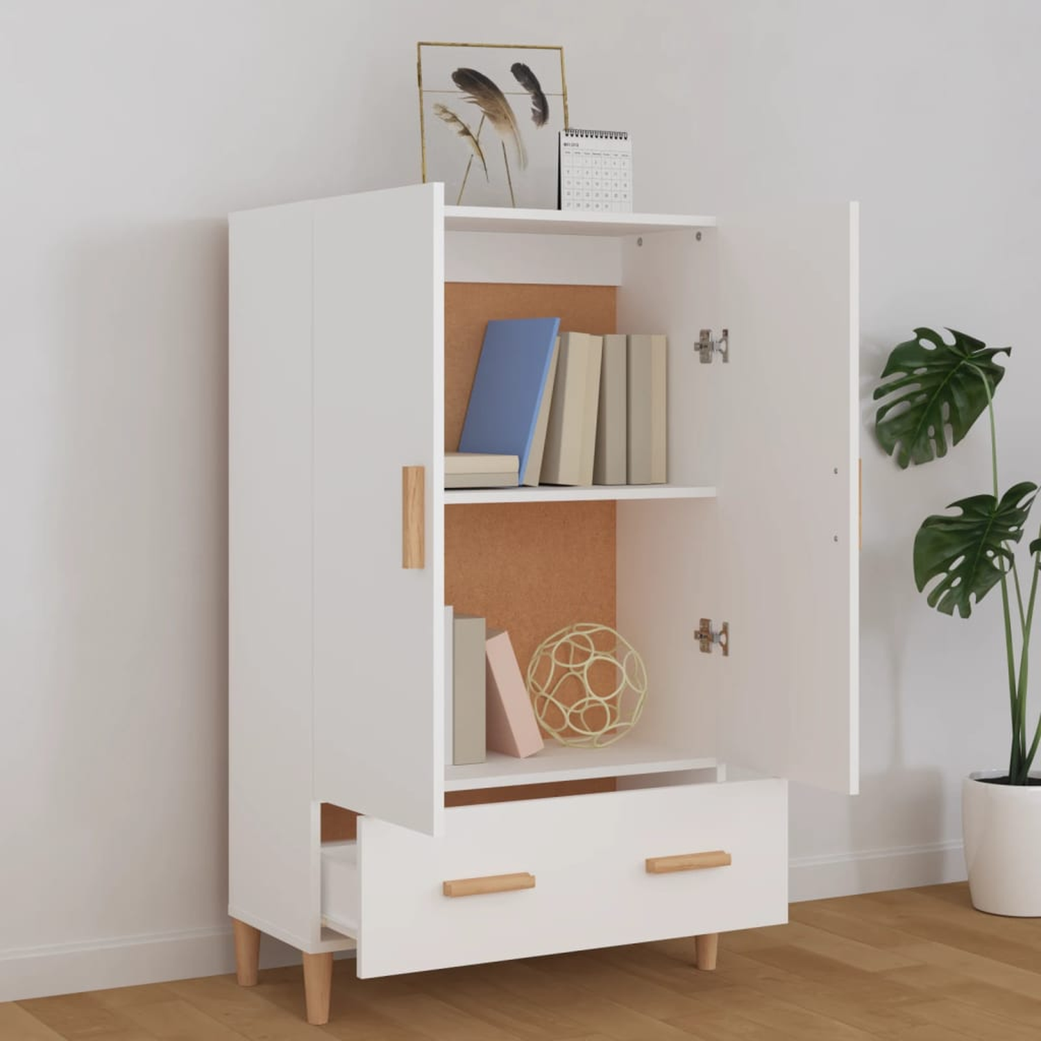 Weißer Schrank offen mit Büchern und Deko. Weißer Hintergrund.