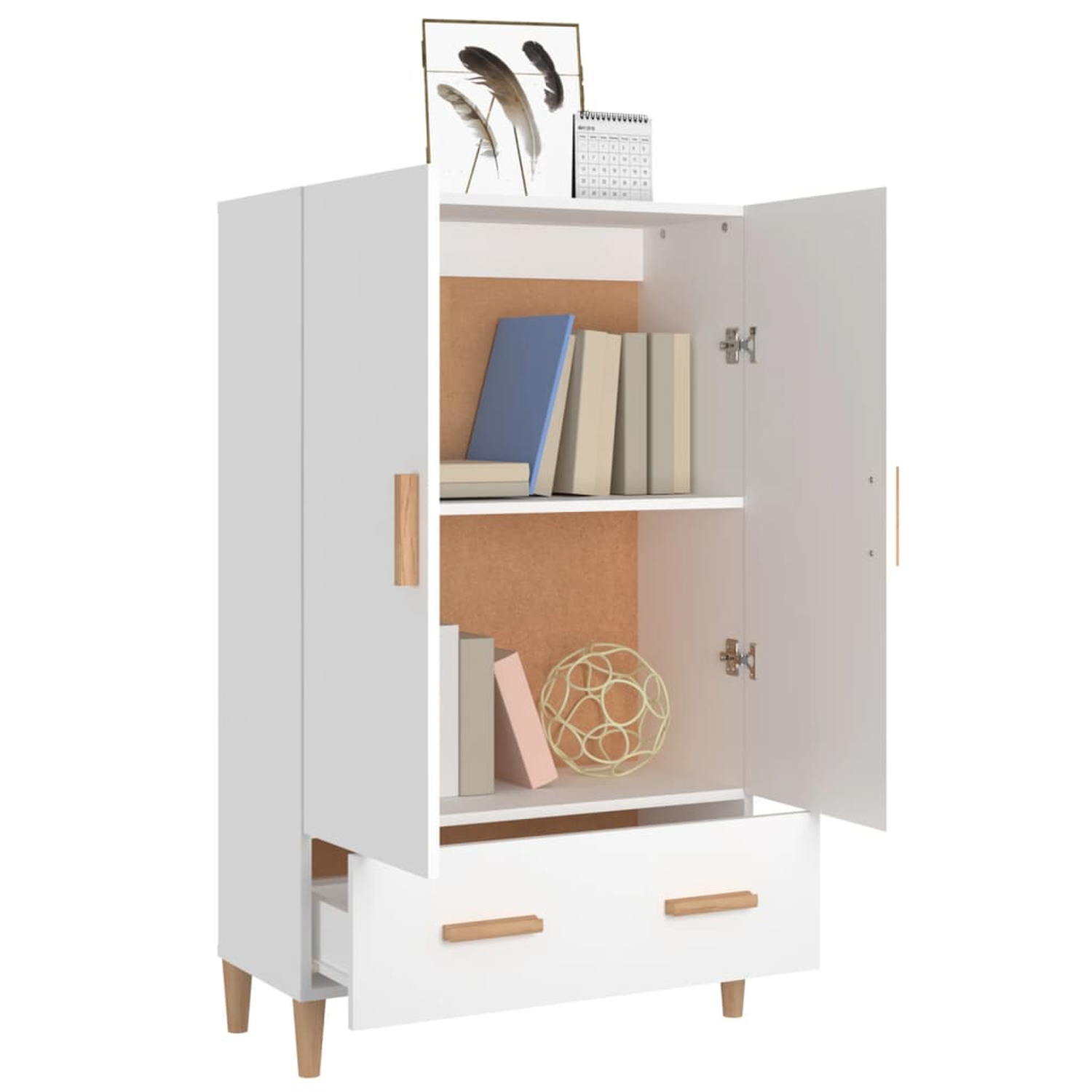 Weißer Schrank mit offenen Türen. Bücher, eine dekorative Kugel und eine Pinnwand befinden sich darin.