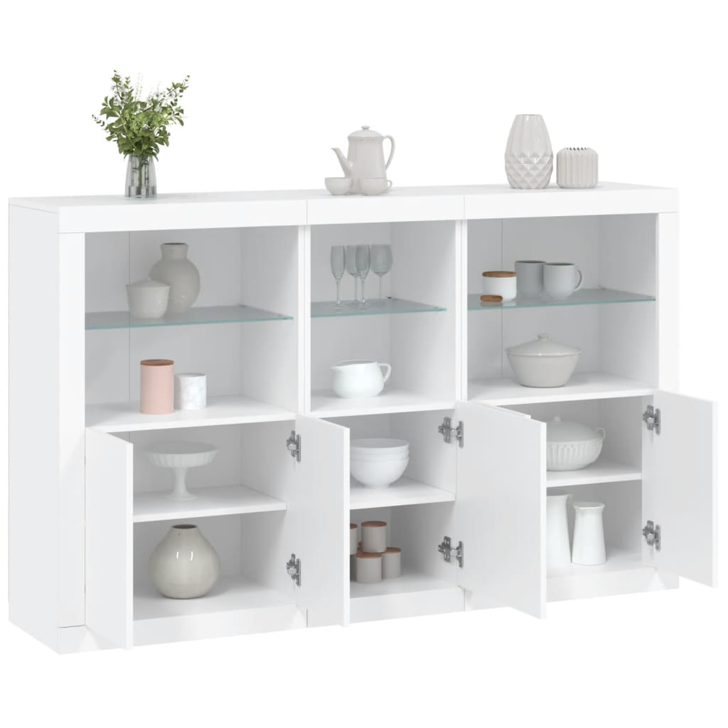 Weißer Schrank mit Glasböden und offenen Türen, Dekoration. Weißer Hintergrund.