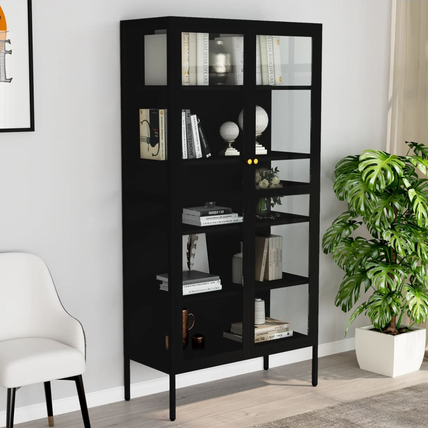 Schwarzer Vitrinenschrank mit Glastüren, Regalen und Gegenständen darin.