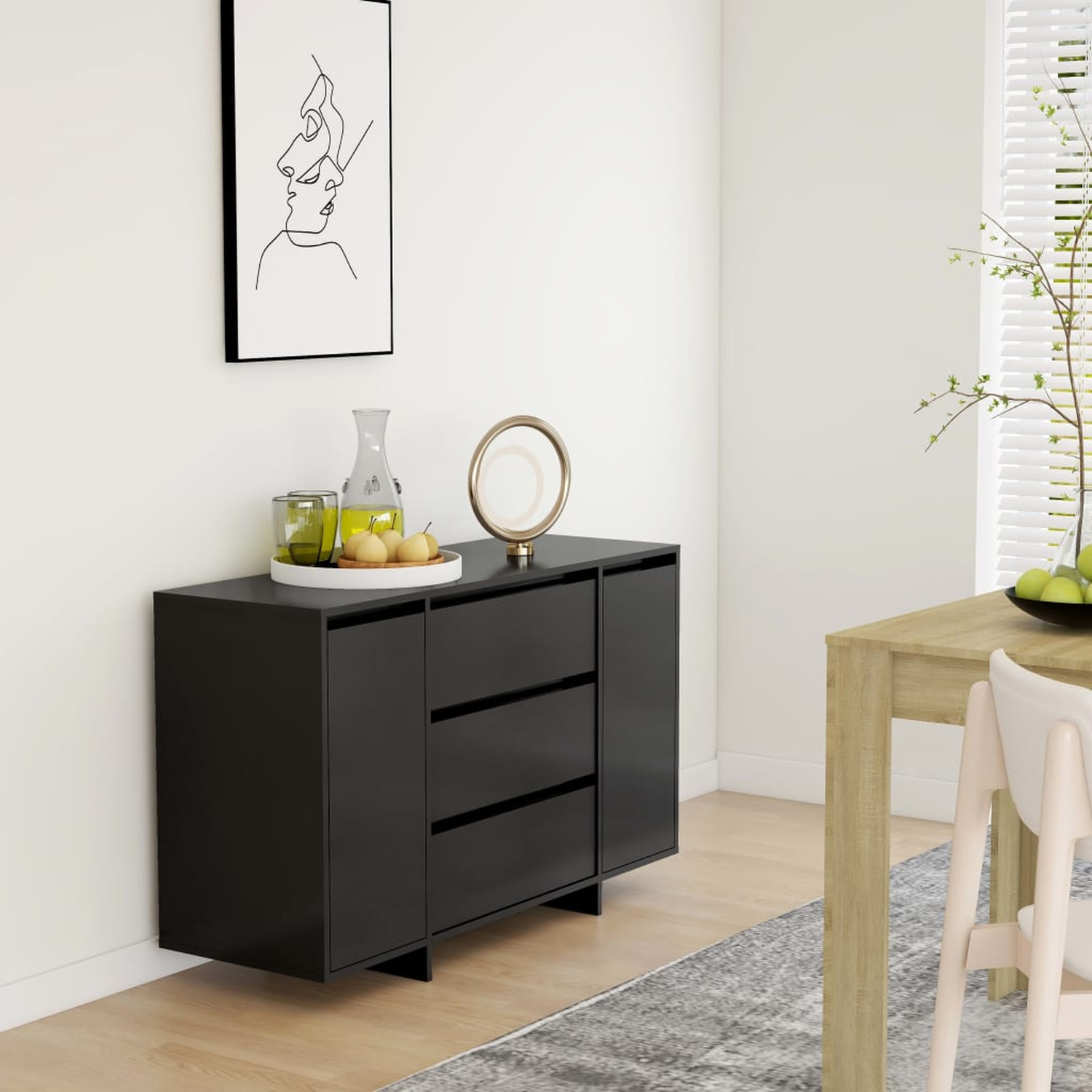 Schwarzer Schrank mit Schubladen und Türen, darüber ein Gemälde. Holztisch und weiße Wand.