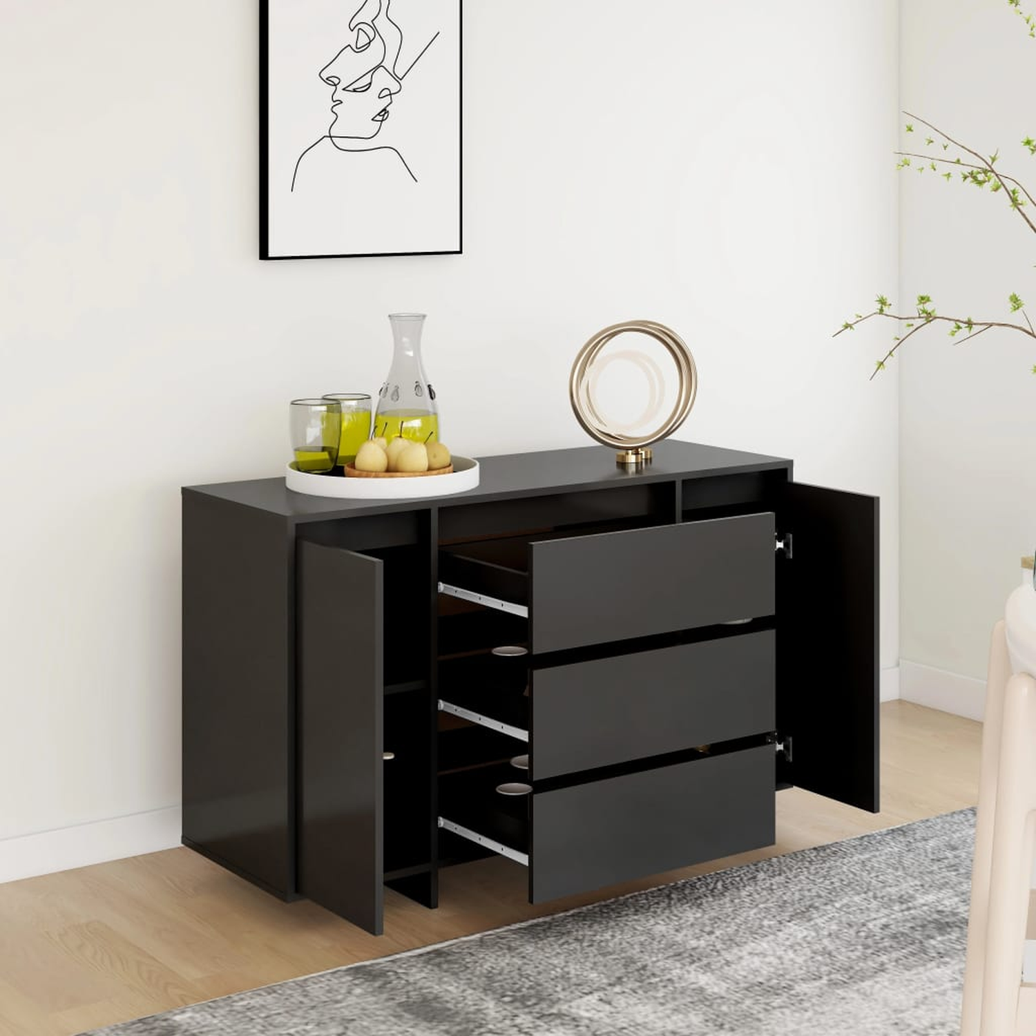 Schwarzer Schrank mit drei Schubladen und zwei Türen, mit einem Tablett und einer Vase oben.