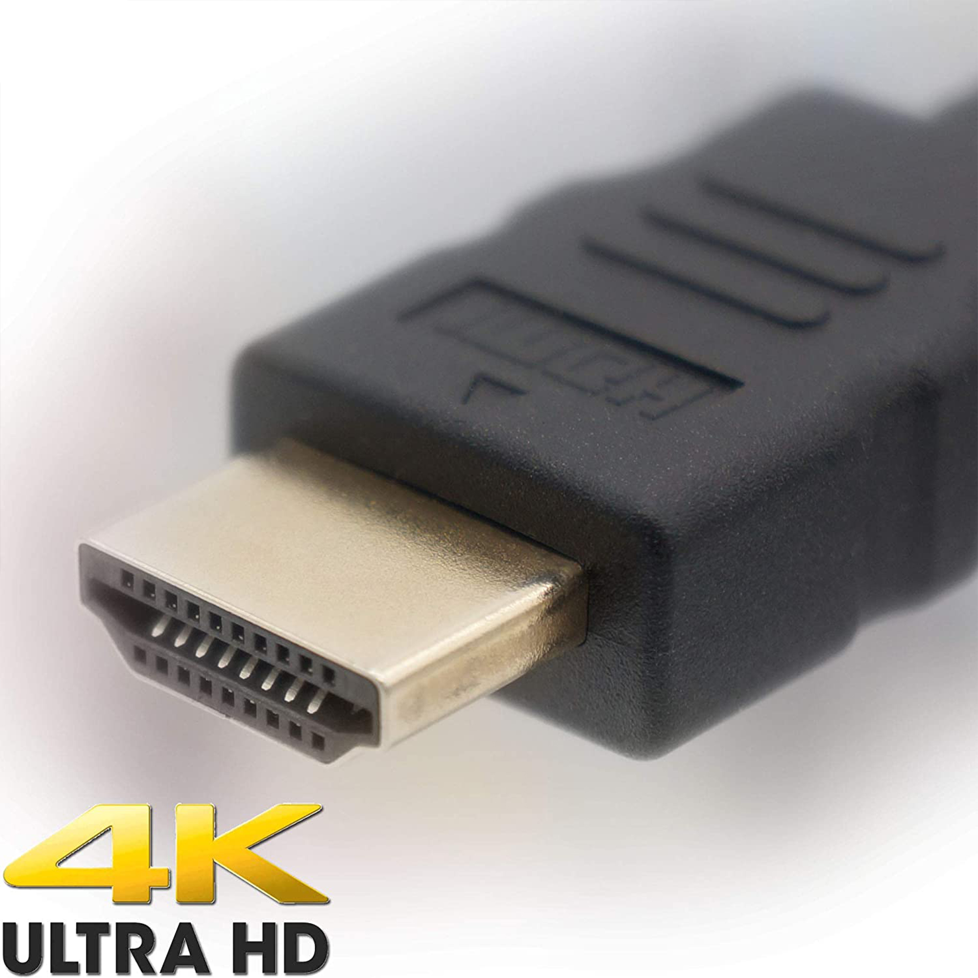 Nahaufnahme eines HDMI-Anschlusses. Er ist schwarz, mit einem goldfarbenen Stecker und dem Text '4K ULTRA HD'.