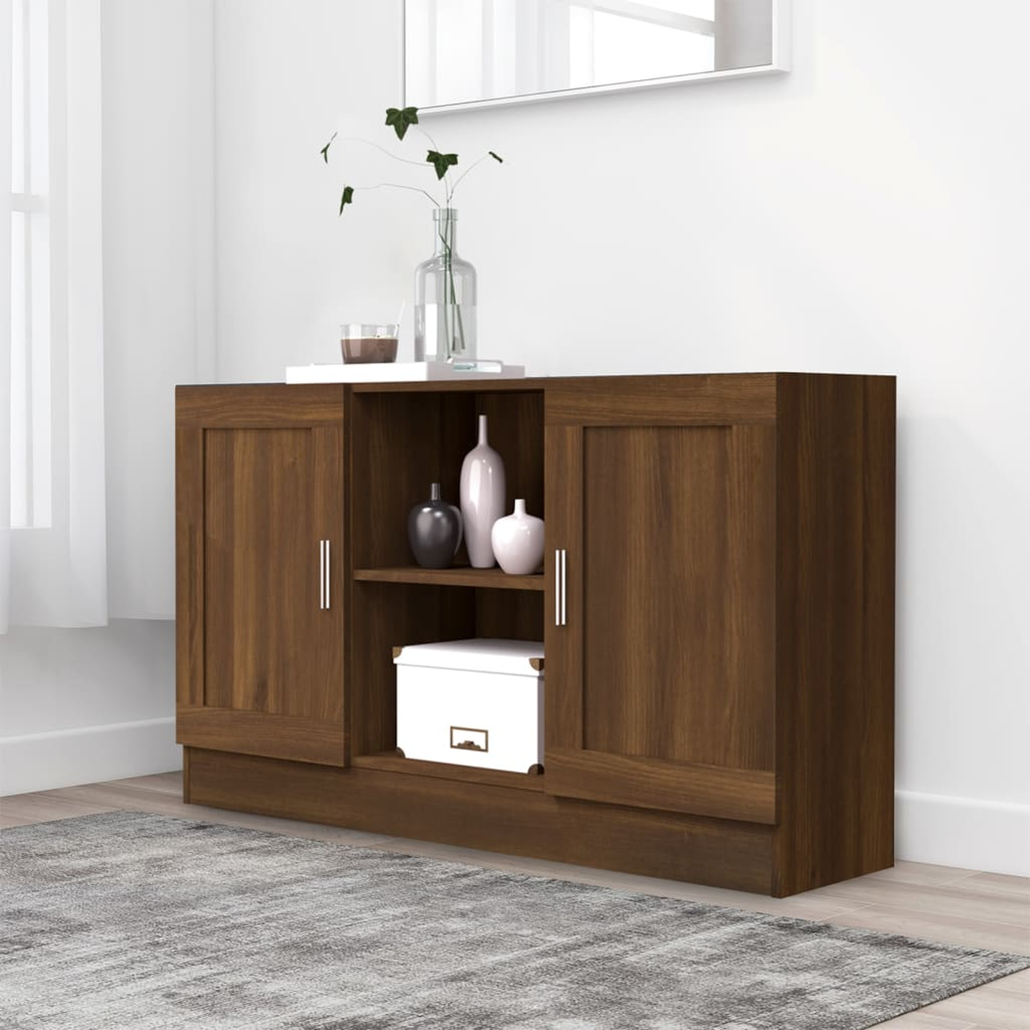 Brauner Holzschrank mit zwei Türen, Regal und Dekorationen. Im Hintergrund eine weiße Wand.