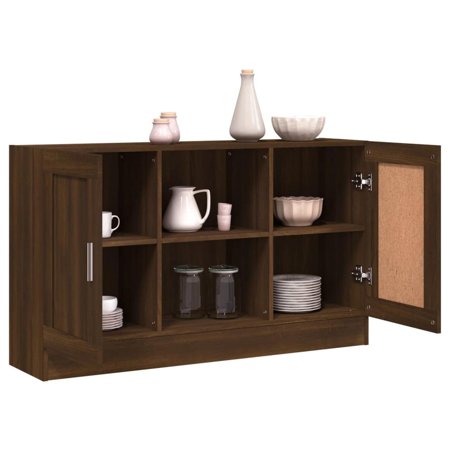 Brauner Schrank mit offenen Türen. Gegenstände auf Regalen. Weiße Vase und Schalen. Dunkler Holzschrank.