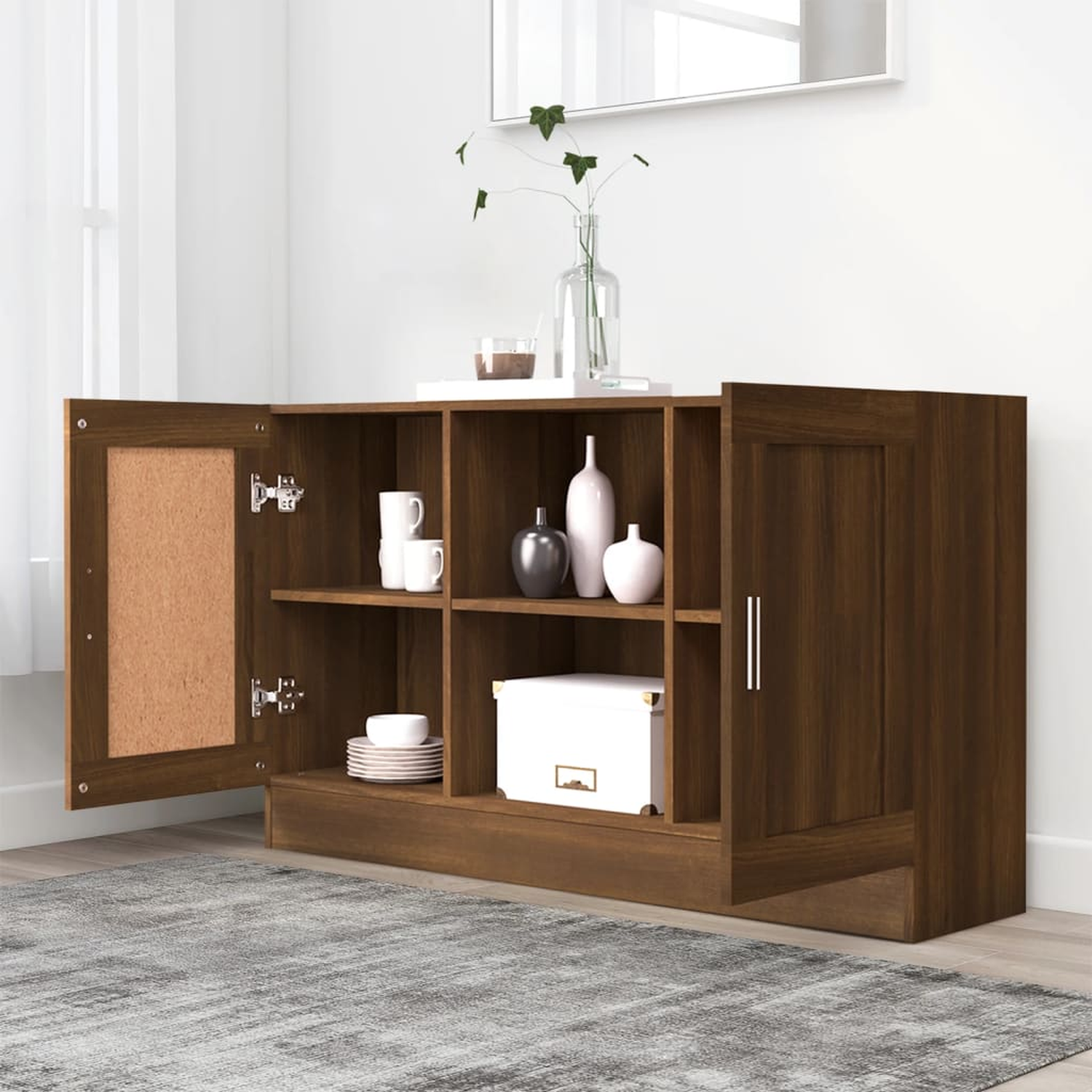 Holzschrank mit offenen Türen, Regalen und Gegenständen im Inneren. Weißer Wandhintergrund.