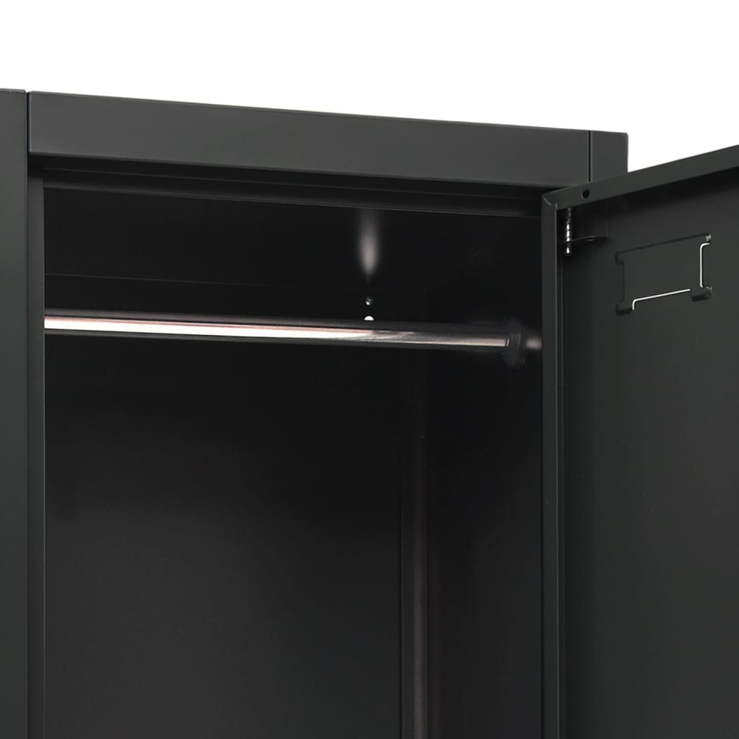 Ein offener schwarzer Kleiderschrank mit einer Metallstange und leerem Innenraum, isoliert auf Weiß.