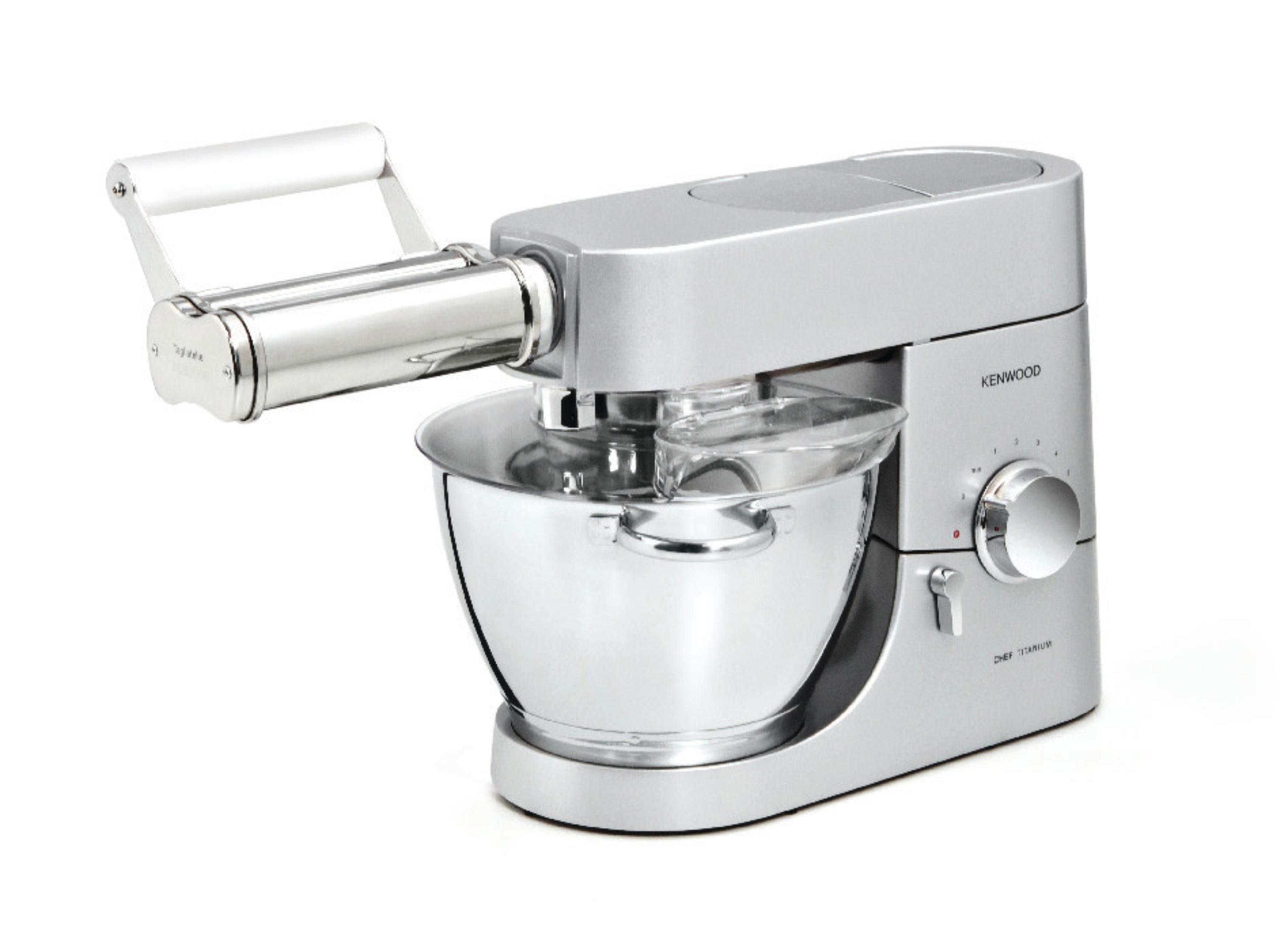 Robot da cucina Kenwood argentato, con ciotola e accessorio per la pasta.