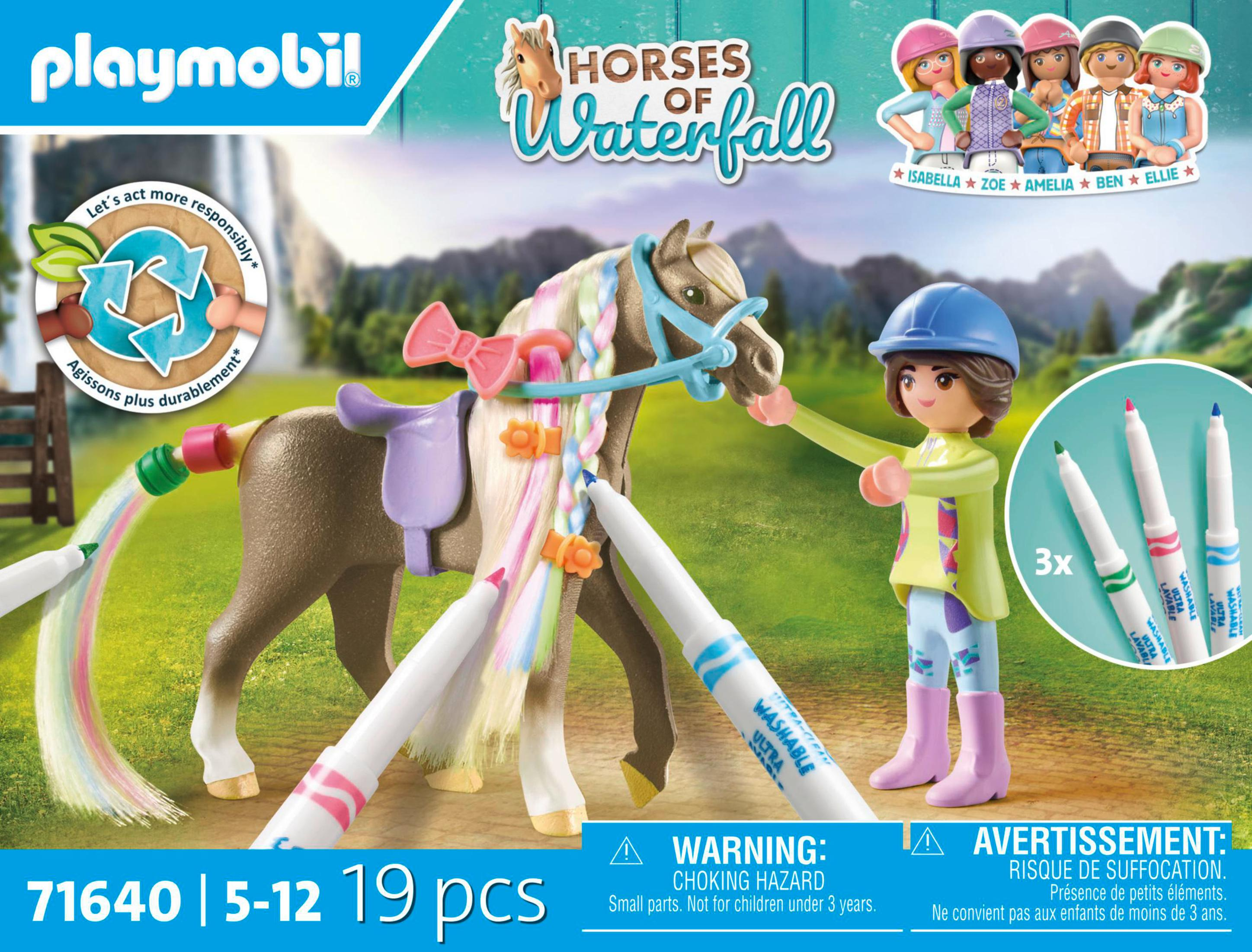 Set di giocattoli Playmobil. Un cavallo, una ragazza con pennarelli e accessori. Sfondo bianco.
