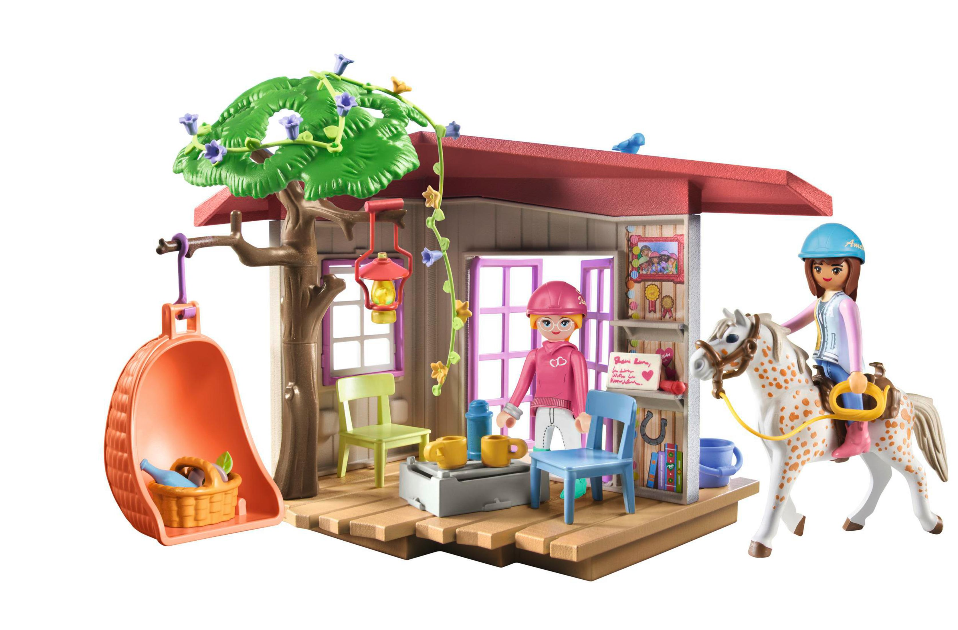 Scena della scuderia Playmobil con personaggi. Sfondo bianco.
