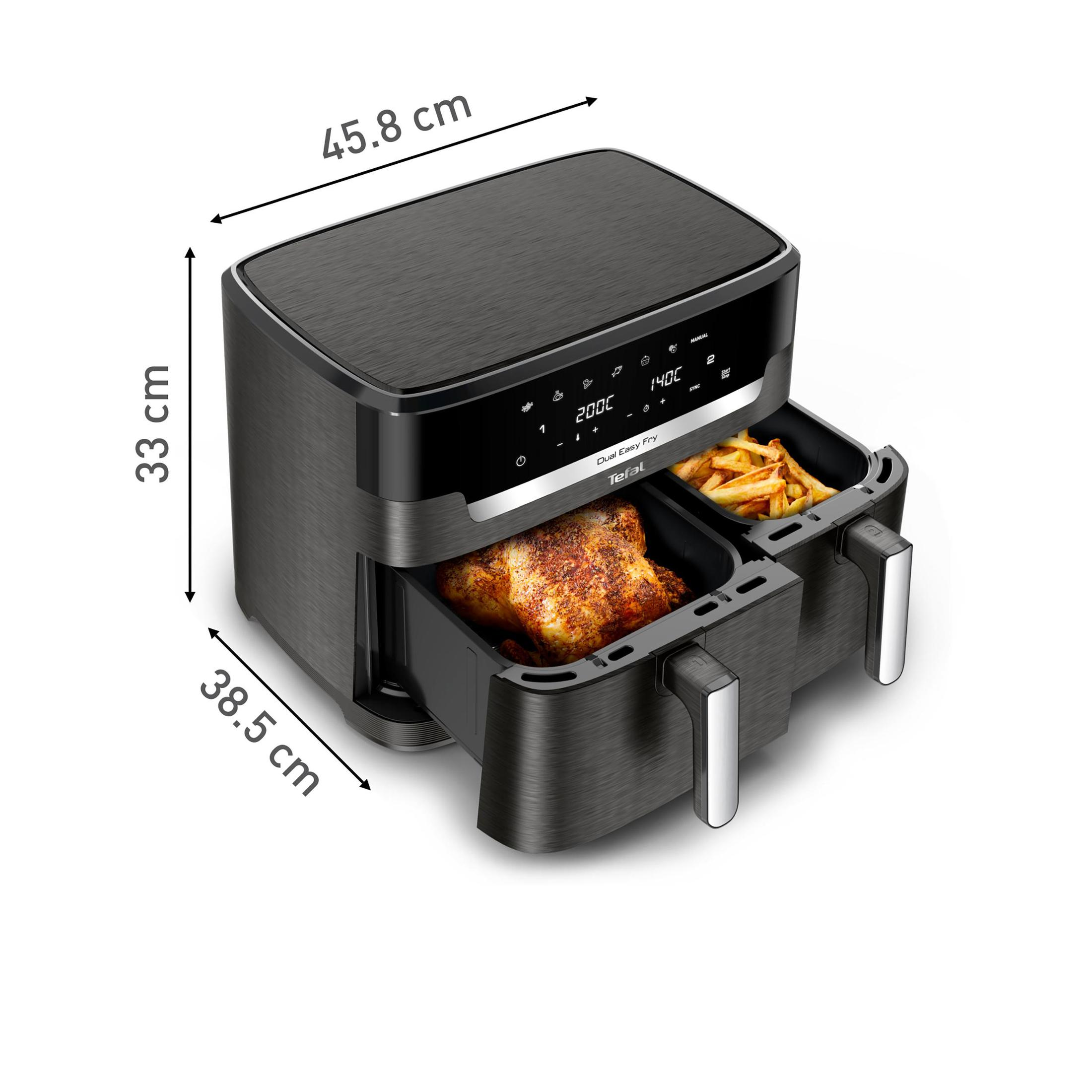 Zwarte en grijze airfryer met afmetingen, kip en friet. Witte achtergrond.