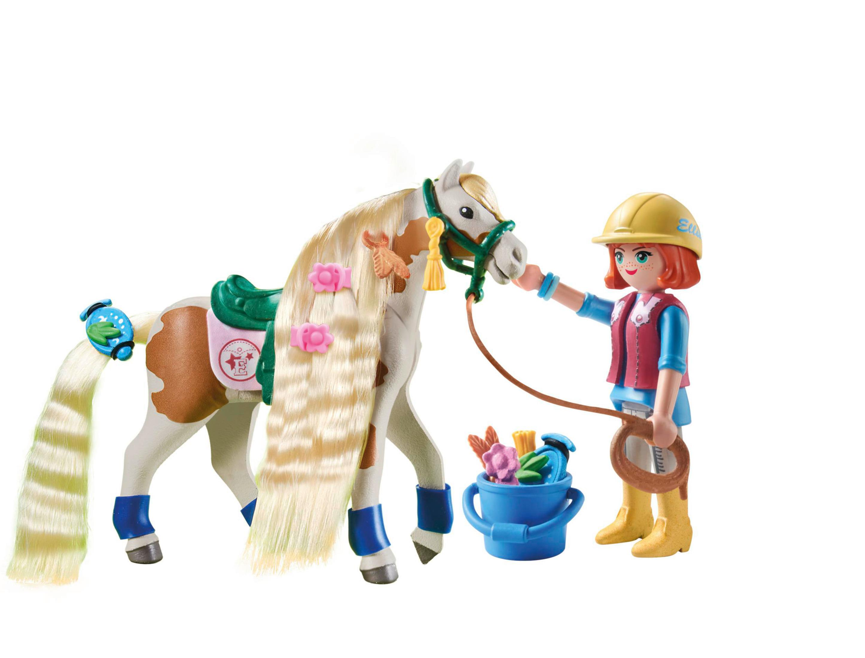 Cavallo giocattolo con cavaliere, secchio e accessori. Cavallo bianco con macchie marroni, cavaliere blu.