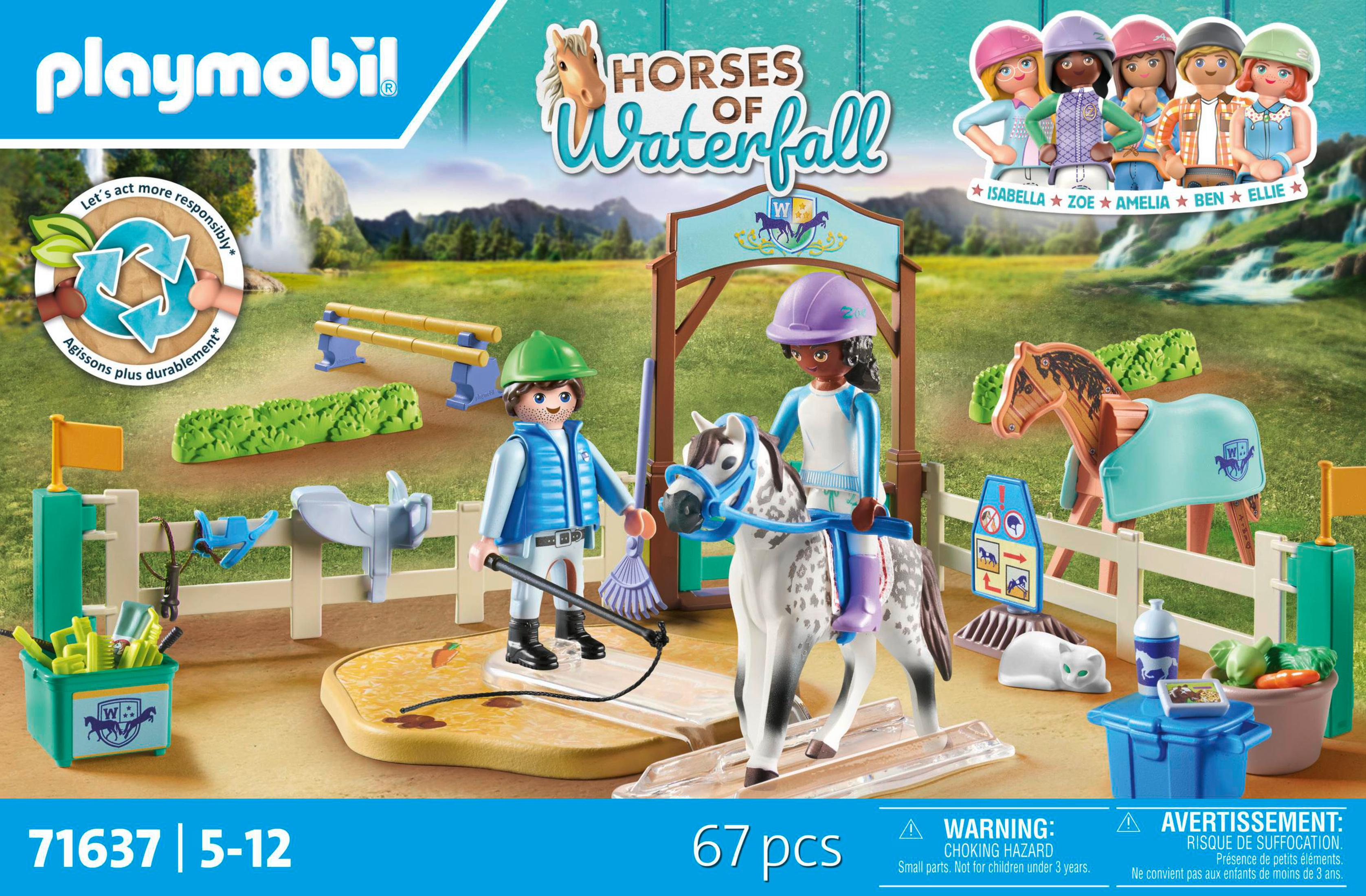 Il set Playmobil include personaggi, cavalli e accessori su uno sfondo di cascata.