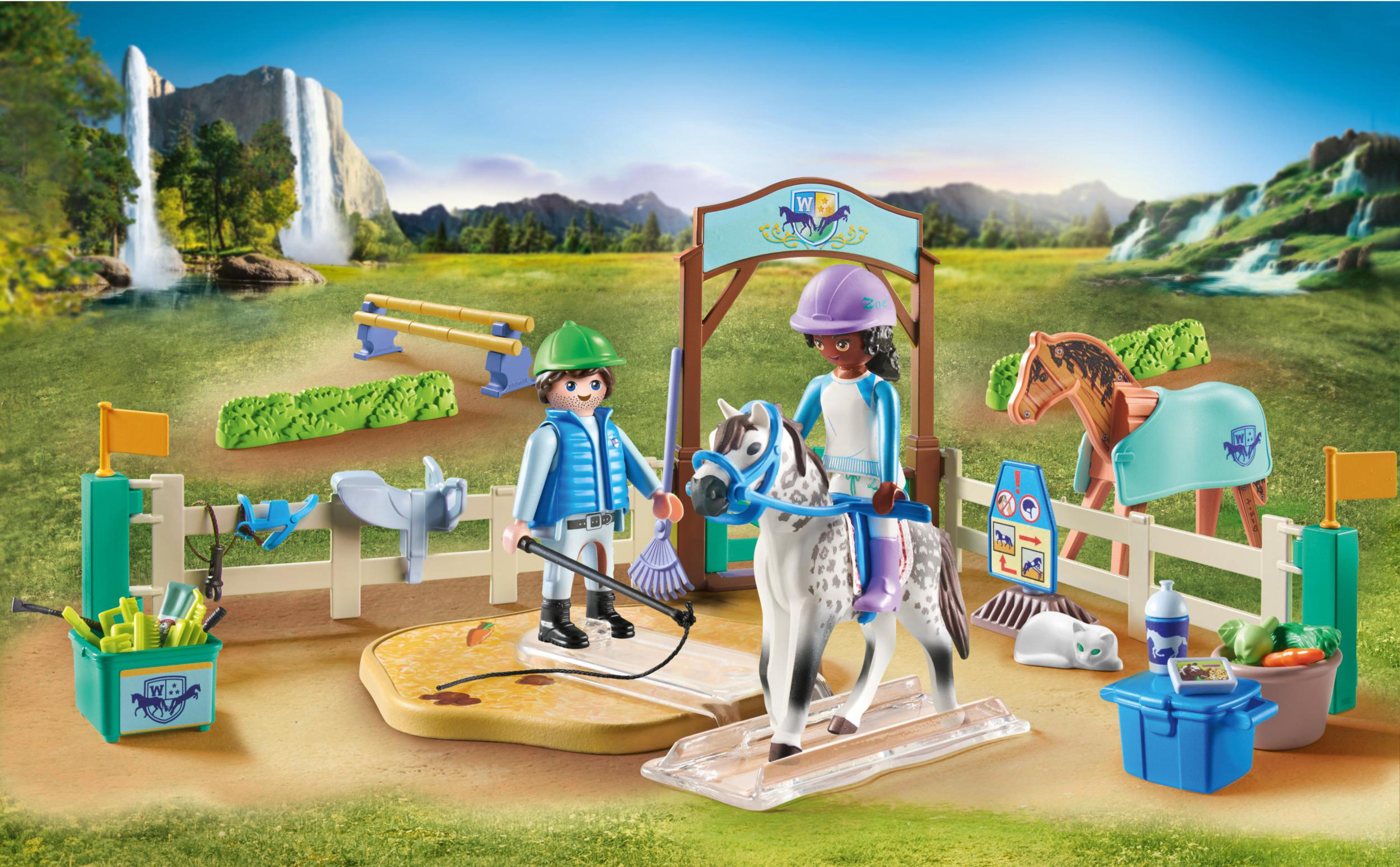 Scena di equitazione Playmobil: due bambini, cavalli, salti e accessori su un campo verde.