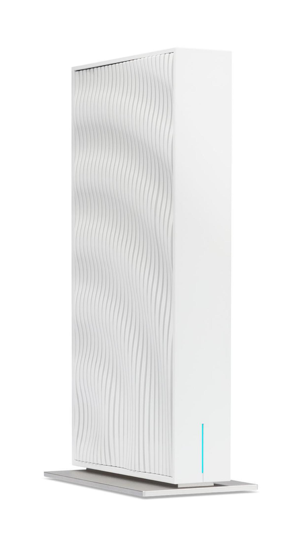 Un purificatore d'aria alto e bianco con un fronte a motivi ondulati.
