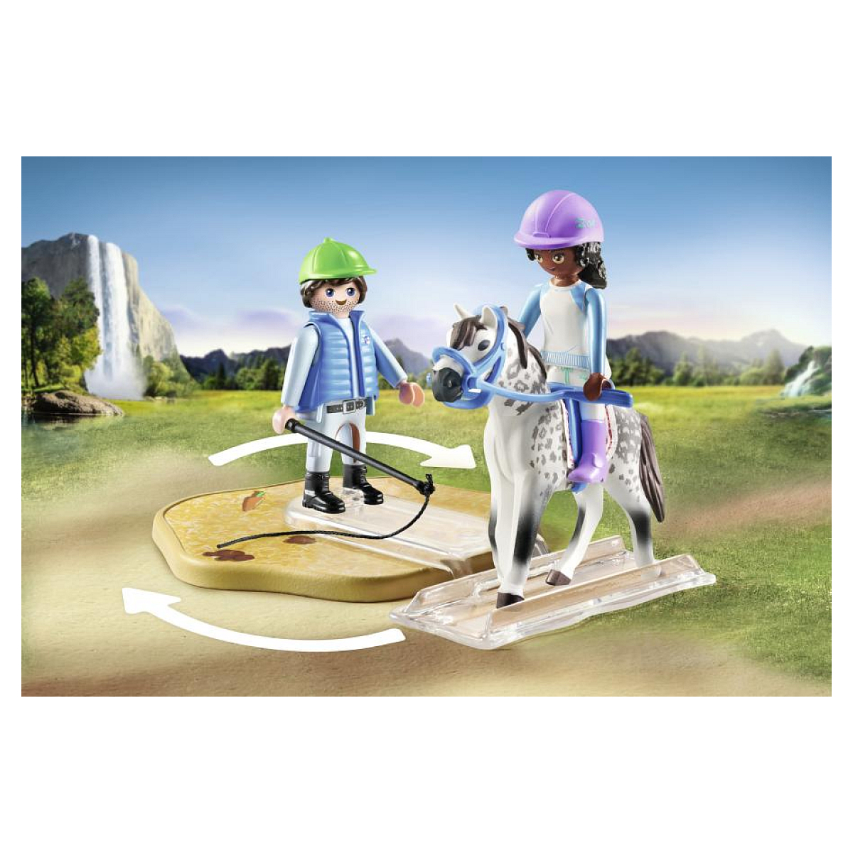 Zwei Playmobil-Figuren mit einem Pferd auf Holzskiern. Einer führt, einer reitet. Hintergrund ist eine Landschaft.