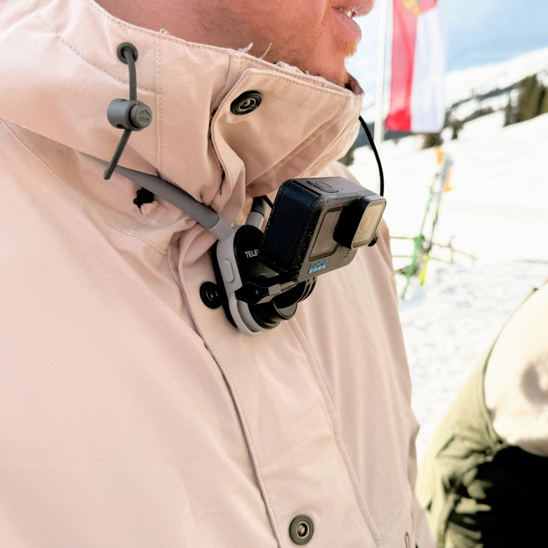 Persoon draagt een jas met een GoPro camera aan de nek.