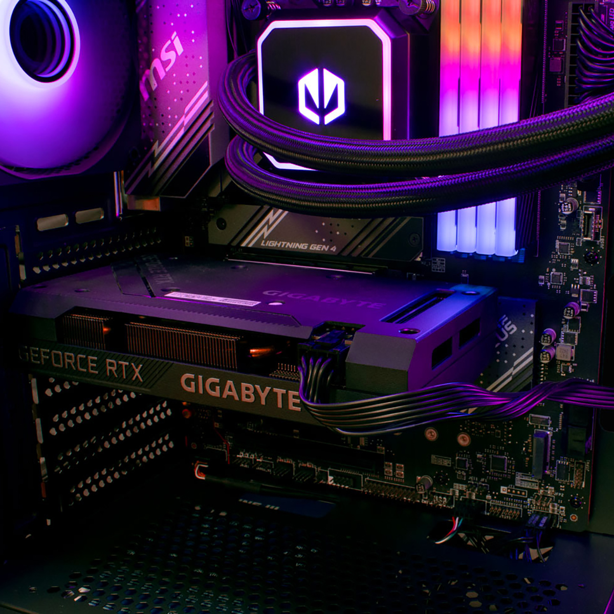 All'interno di un computer con scheda grafica, dissipatore CPU e scheda madre. Illuminazione viola.