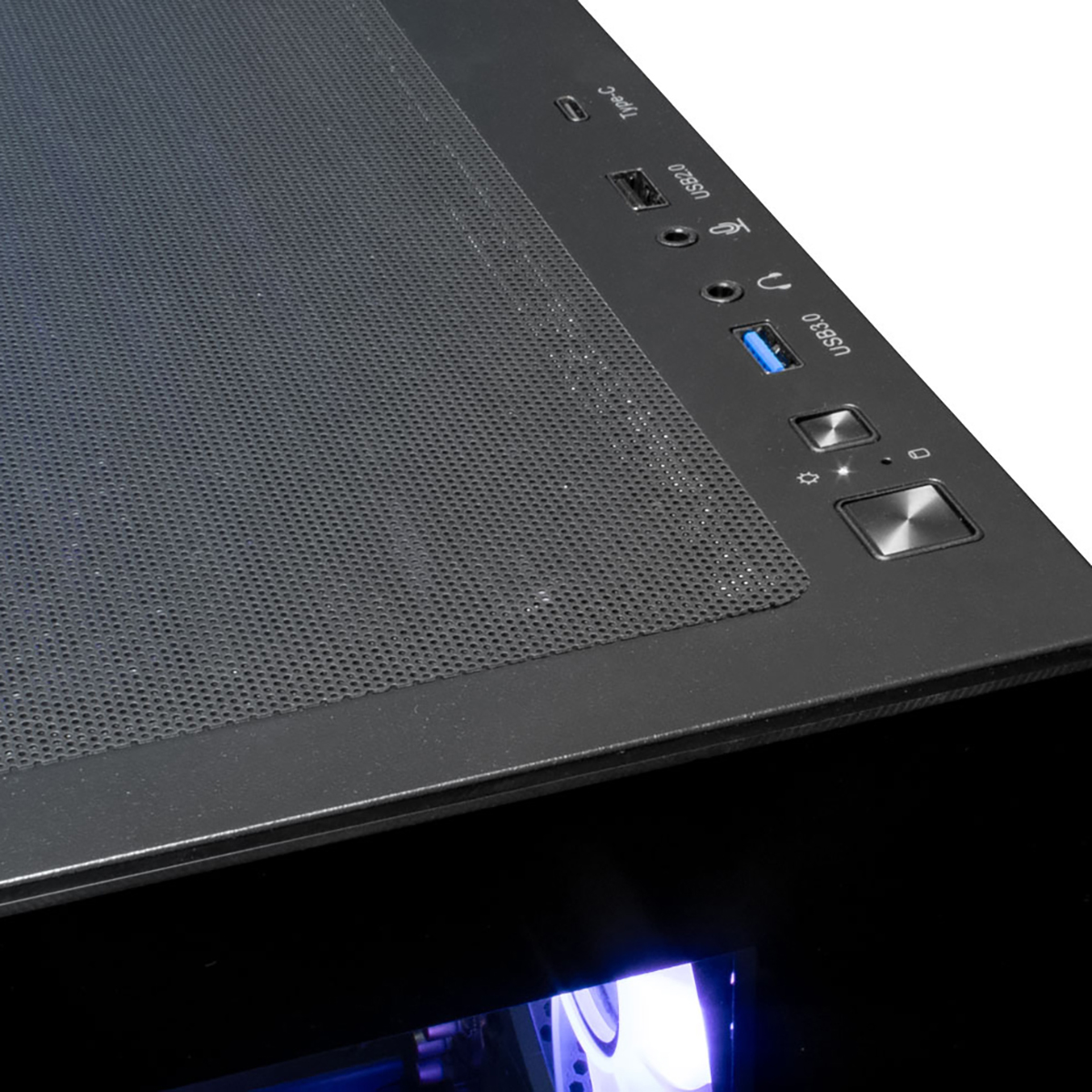 Primo piano di un case per computer nero, che mostra porte USB e pulsanti.
