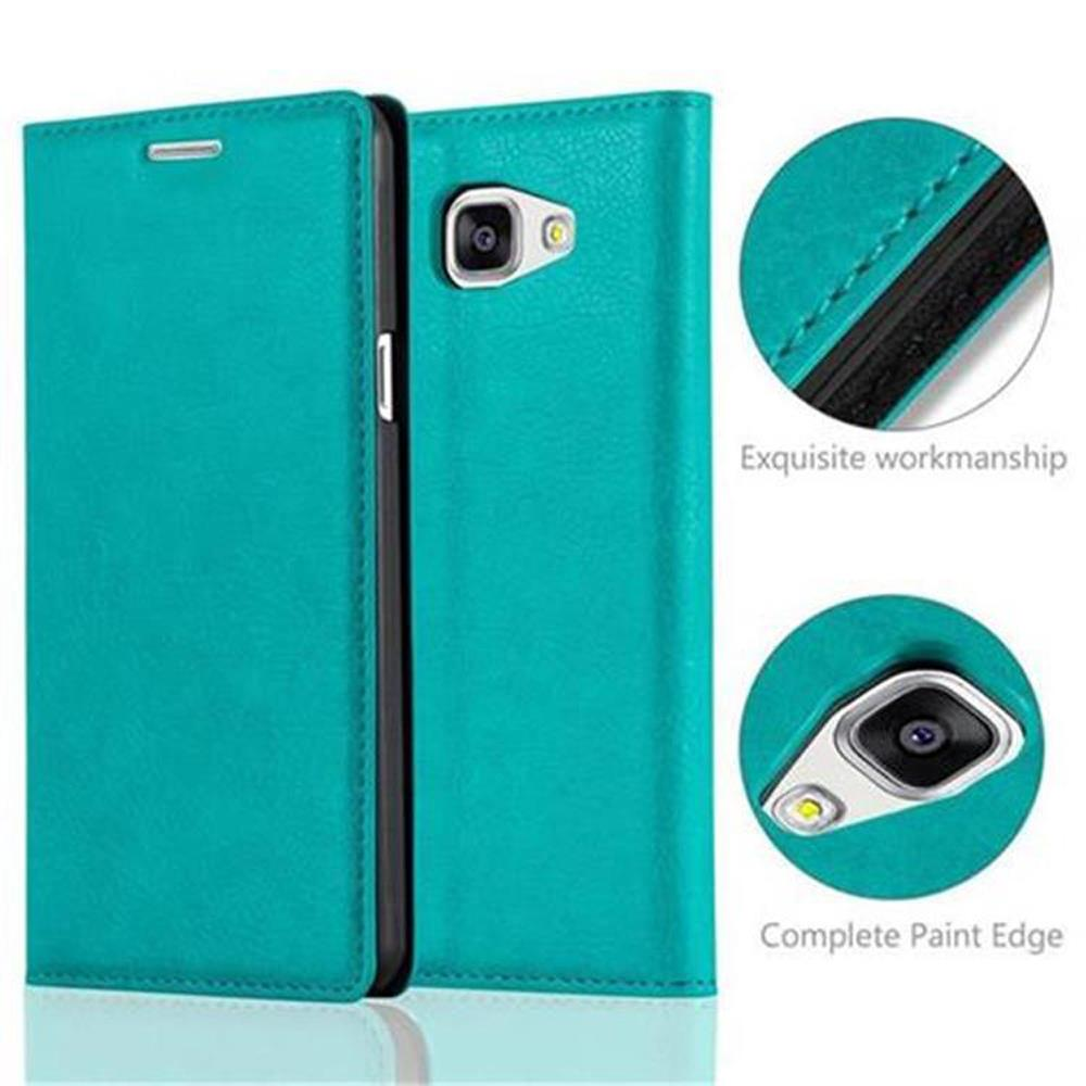 Funda de teléfono verde azulado, abierta, con un primer plano de la cámara y detalles de costura.