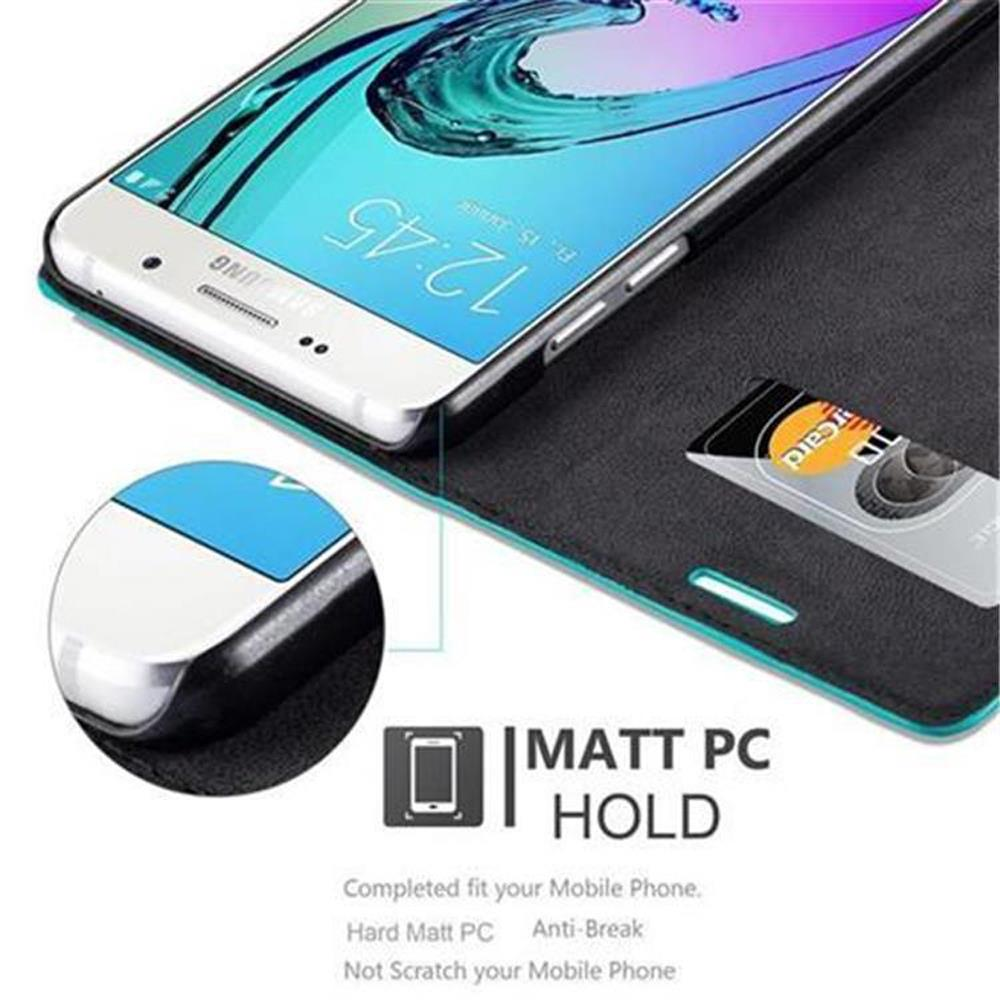 Funda de teléfono abierta con teléfono y tarjeta de crédito. Tiene un diseño negro y turquesa. El teléfono muestra la hora.