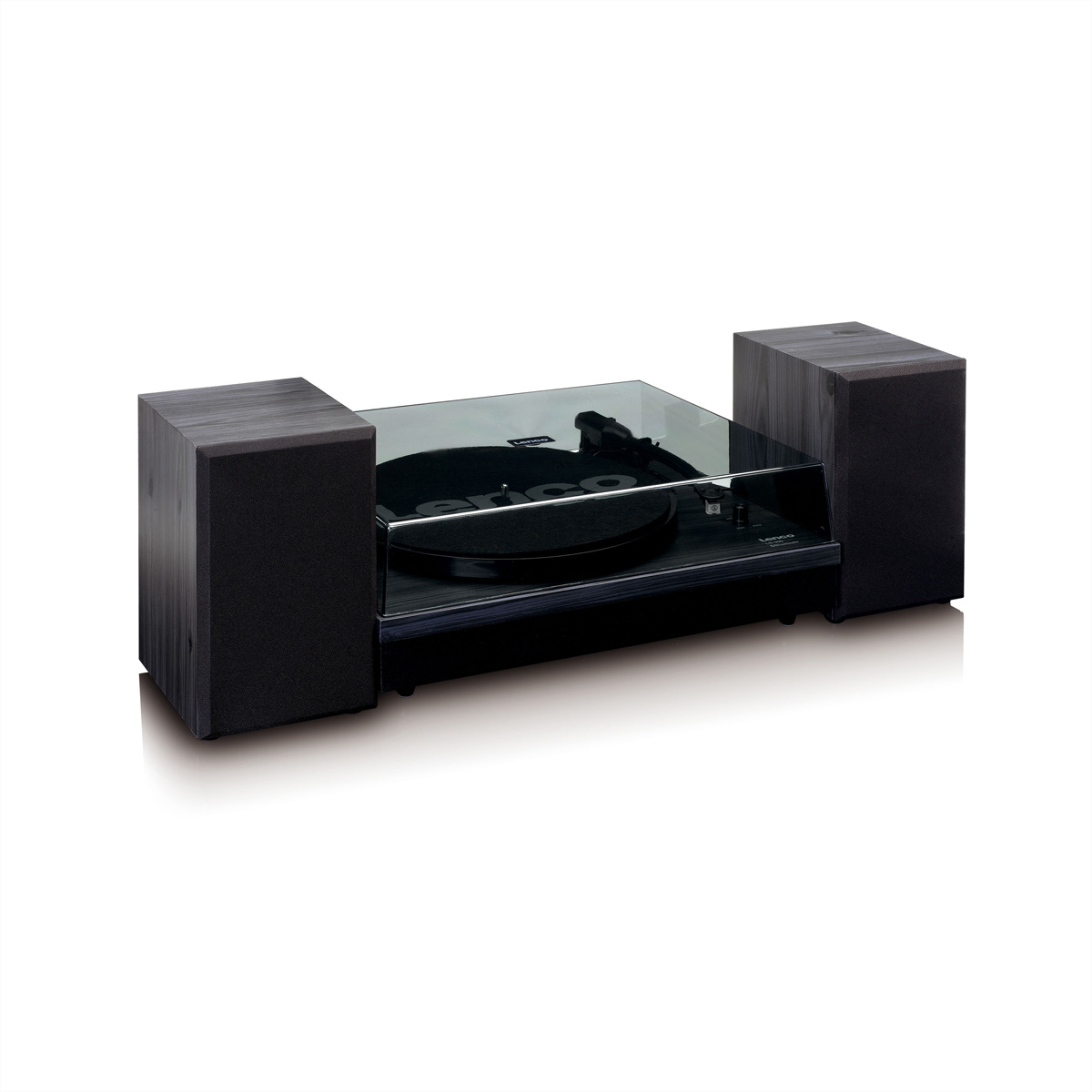Gramofon z dwoma głośnikami na białym tle. Gramofon jest czarny.