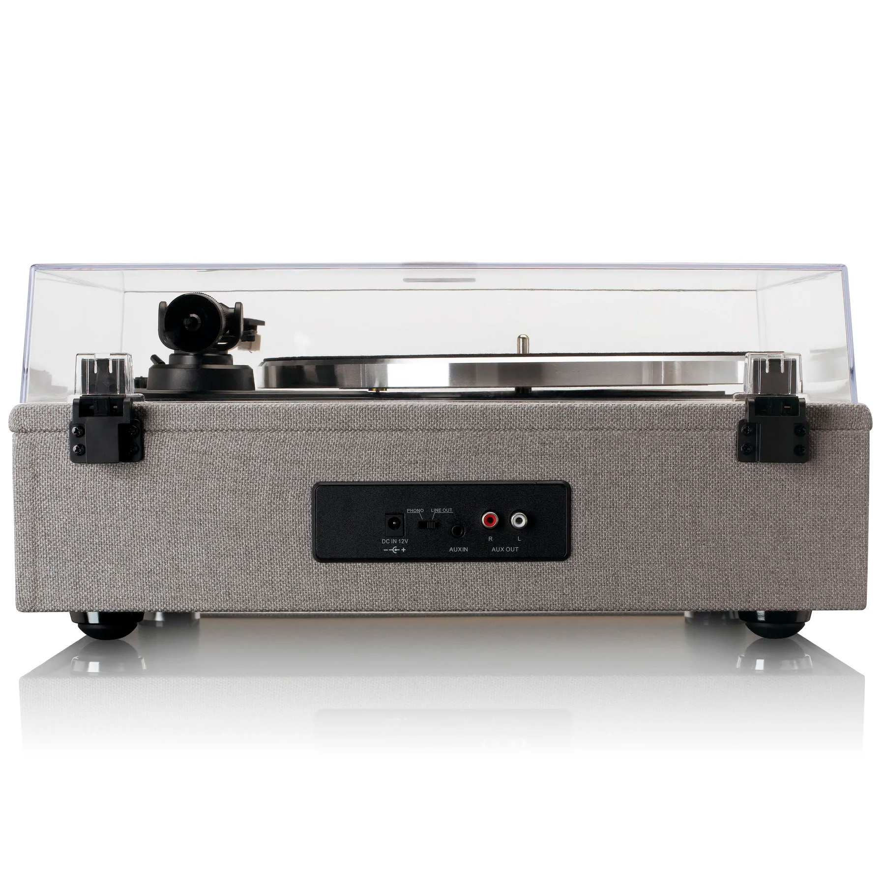 Primer plano de un tocadiscos gris con una cubierta transparente, brazo negro y panel de control con botones y entradas.
