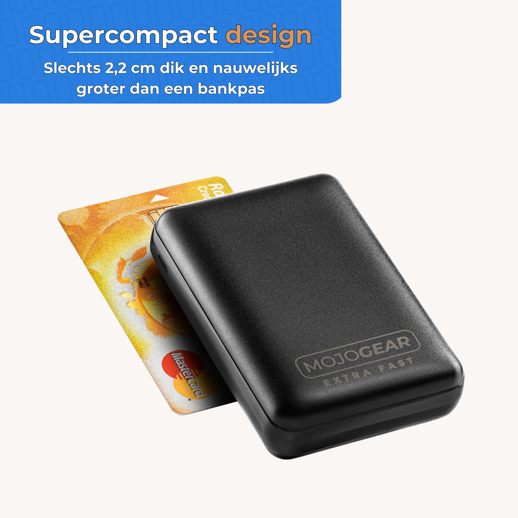 Un appareil noir et une carte de crédit sur fond blanc. L'appareil est compact.