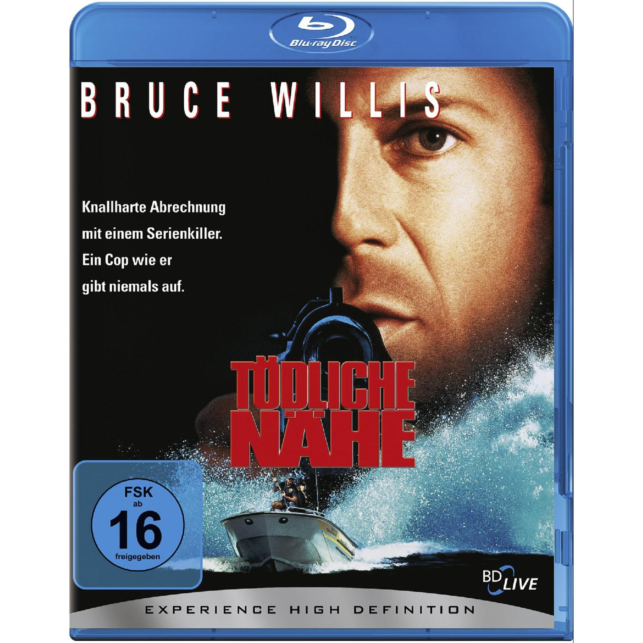 Bruce Willis dans "Tödliche Nähe". Un bateau file dans l'eau éclaboussée.