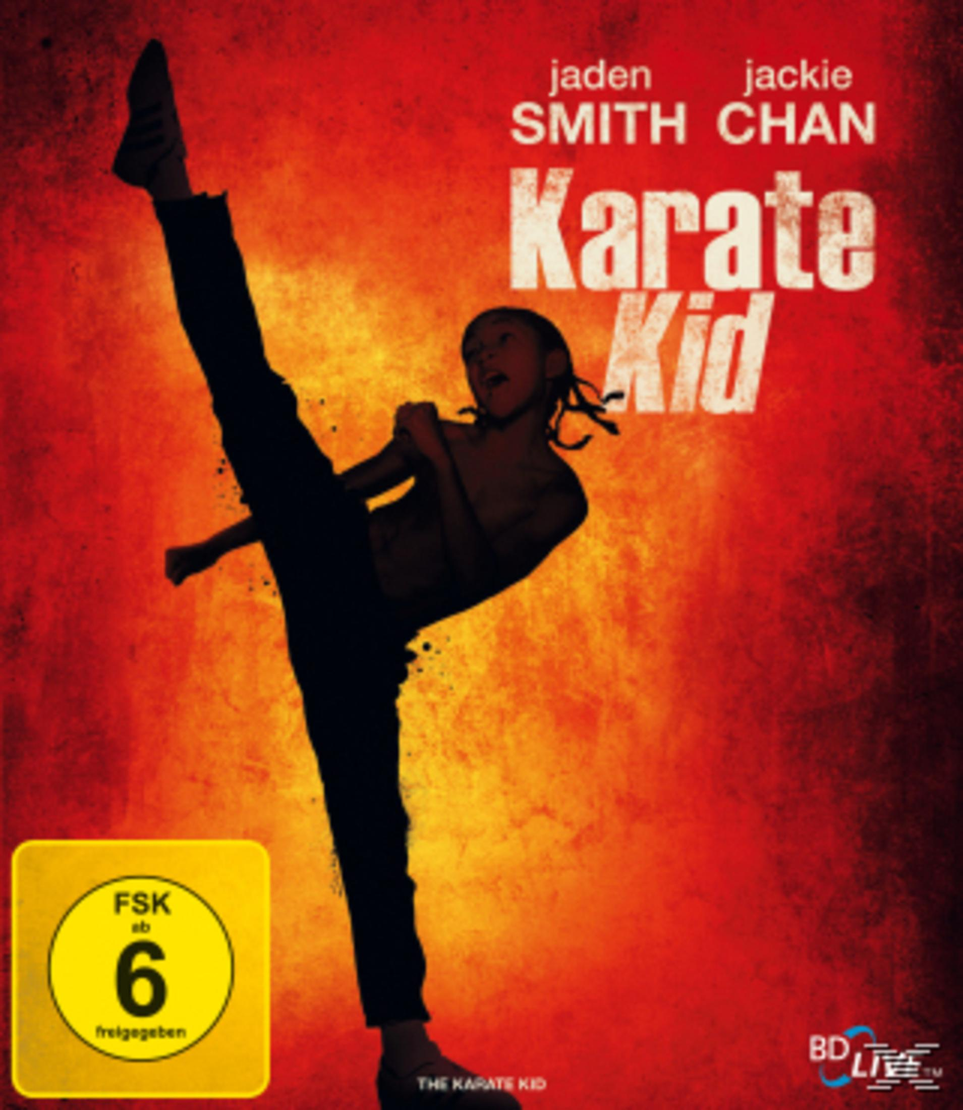 Un garçon donne un coup de pied haut en l'air. Titre : Karate Kid.